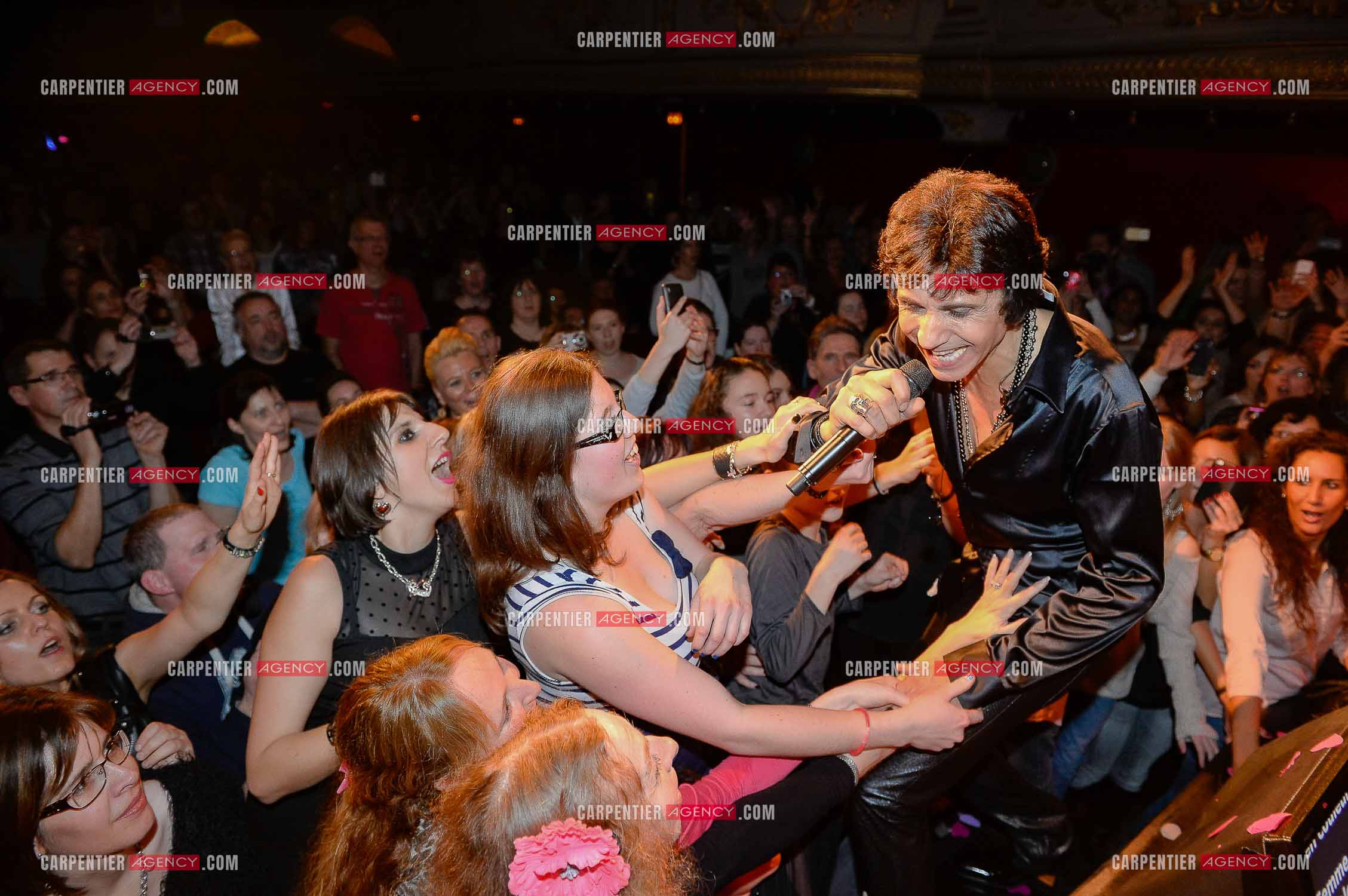 Le chanteur Jean-Luc Lahaye en concert assailli par ses fans. Artiste de la tournée STARS 80.        ( Exclusif )