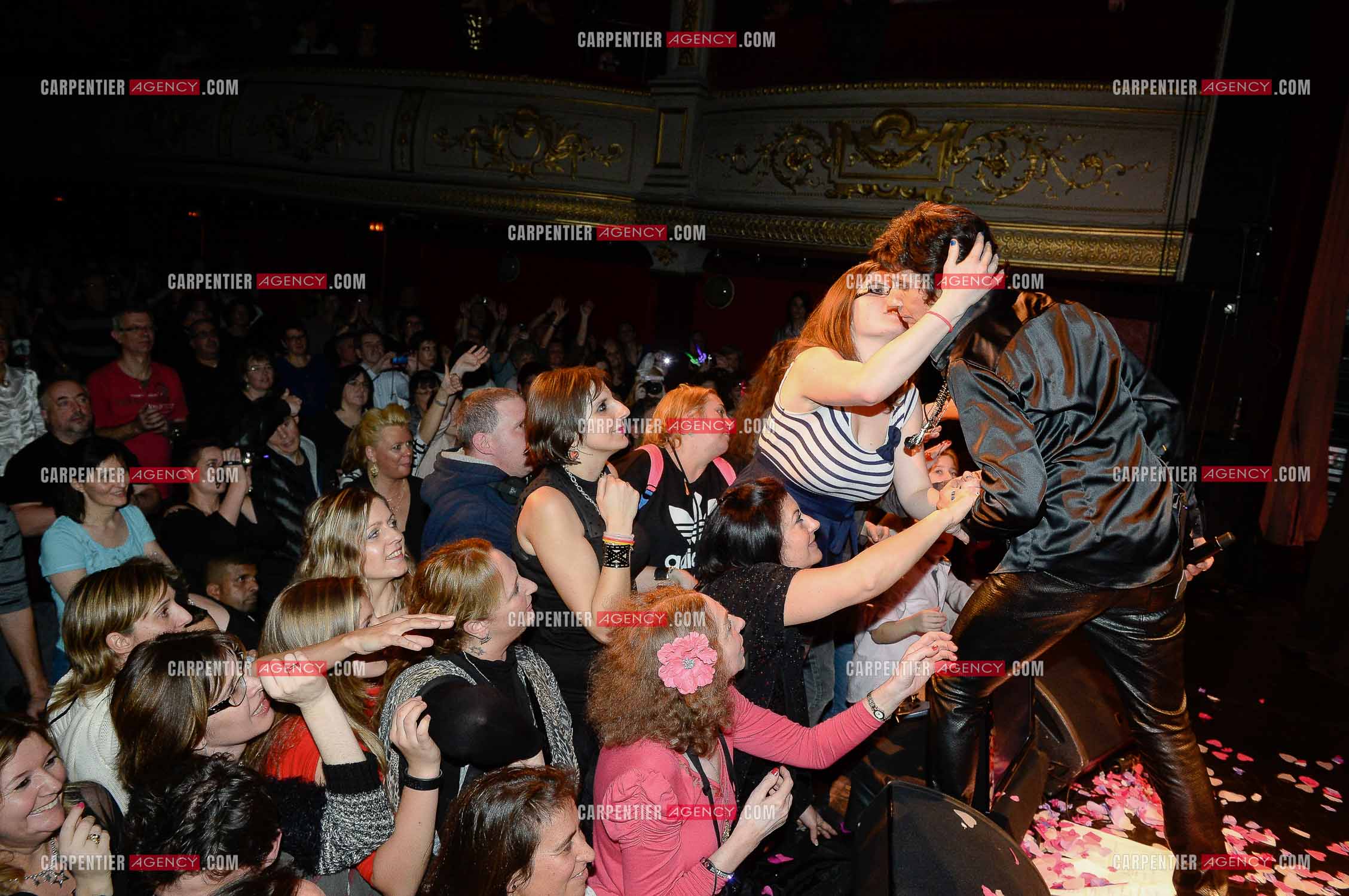 Le chanteur Jean-Luc Lahaye en concert assailli par ses fans. Artiste de la tournée STARS 80.        ( Exclusif )