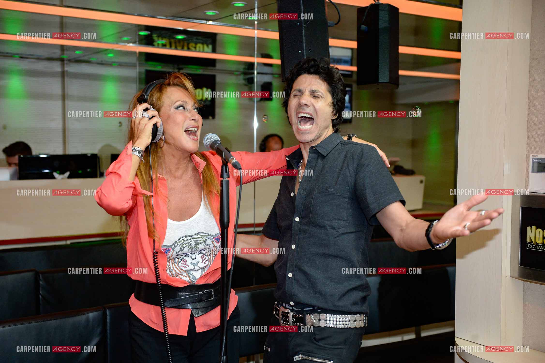 Le chanteur Jean-Luc Lahaye en duo avec Julie Pietri. Artiste de la tournée STARS 80.        ( Exclusif )