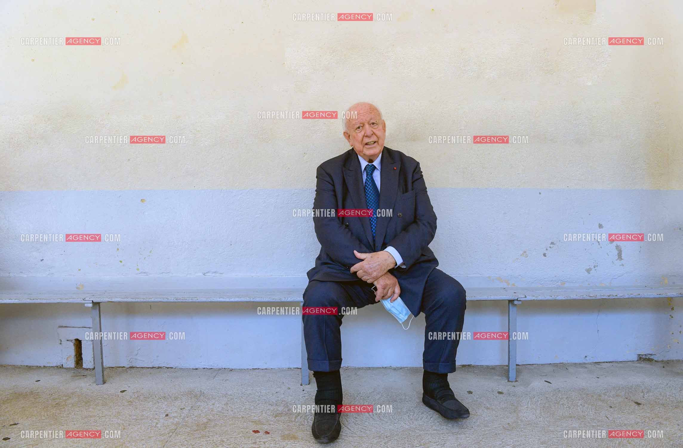 Jean-Claude Gaudin maire sortant  vote pour le deuxième tour des élections municipales bureau 806 de l'école Jean Mermoz  dans le 8 èm arrondissement de Marseille.