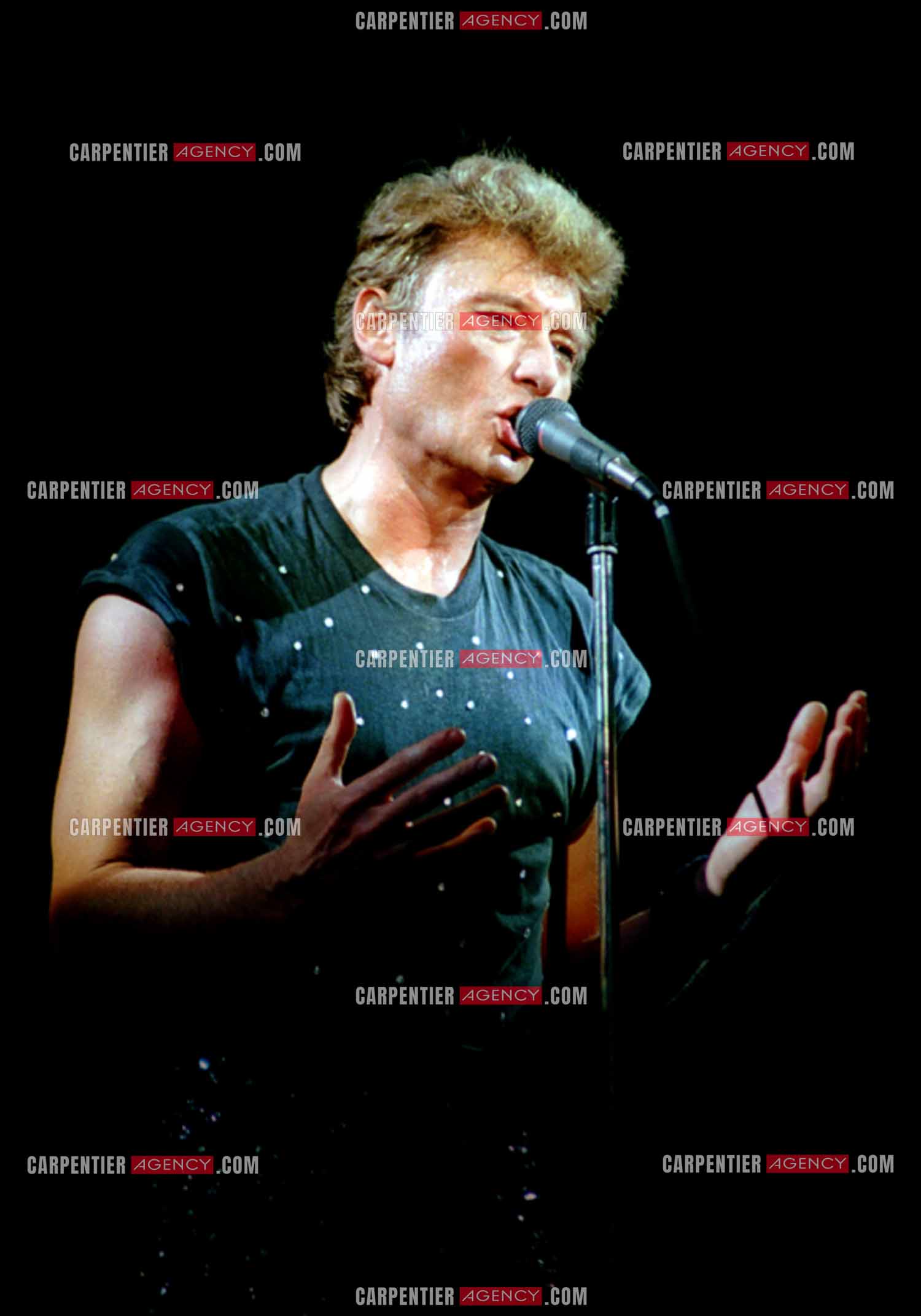 Le chanteur Johnny Hallyday en concert au Zénith de Paris du 26 octobre 1984 au 8 janvier 1985. ( Exclusif )