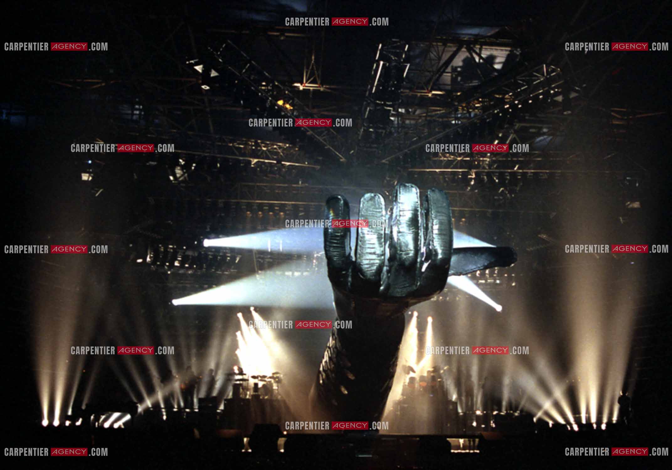 Le chanteur Johnny Hallyday en concert au Zénith de Paris du 26 octobre 1984 au 8 janvier 1985. ( Exclusif )