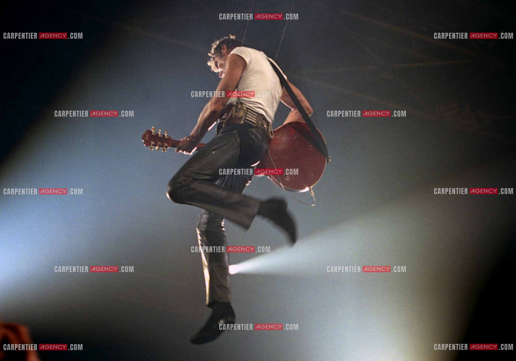Le chanteur Johnny Hallyday en concert au Zénith de Paris du 26 octobre 1984 au 8 janvier 1985. ( Exclusif )