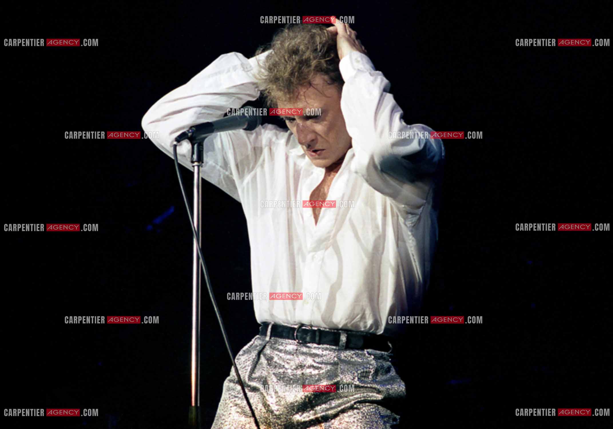 Le chanteur Johnny Hallyday en concert au Zénith de Paris du 26 octobre 1984 au 8 janvier 1985. ( Exclusif )