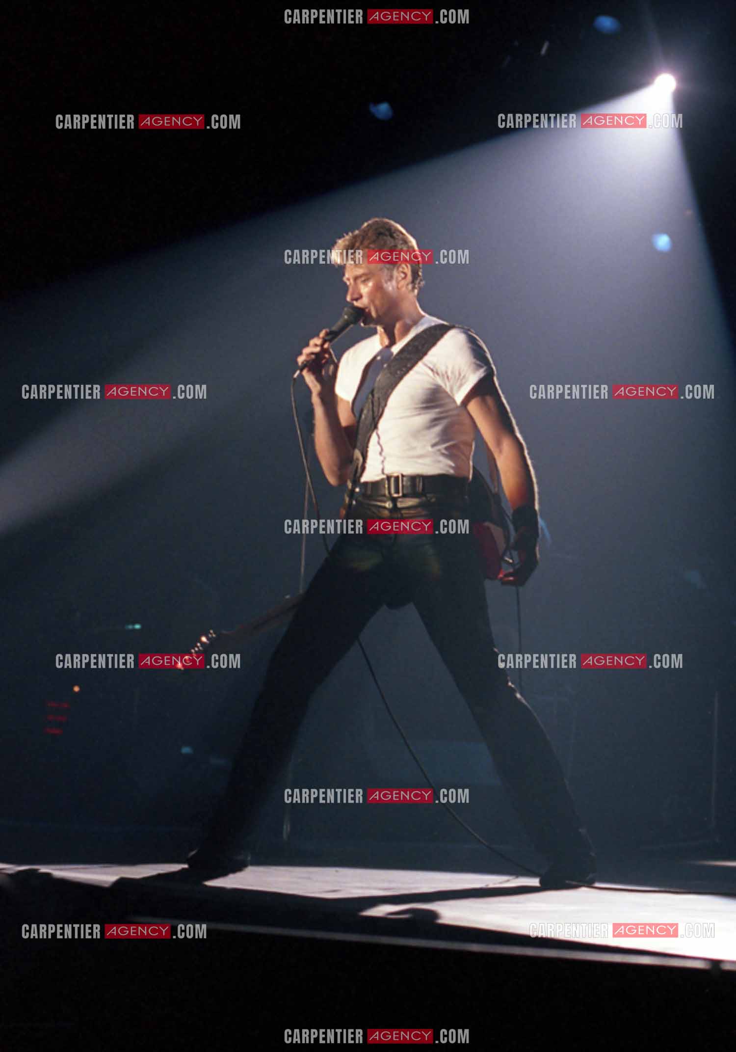 Le chanteur Johnny Hallyday lors de ses concerts au Zénith de Paris du 26 oct 1984 au 08 janvier 1985.   ( Exclusif )