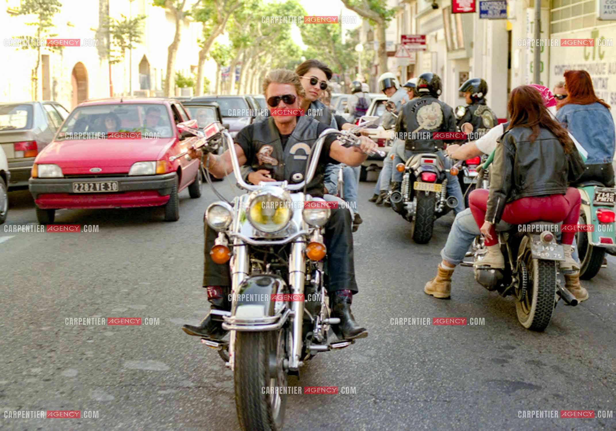 Concentration Harley Davidson à Carpentras. Le chanteur Johnny Hallyday et sa femme Adeline en tête de cette concentration suivi de son club “LES DESPERADOS “.      ( Exclusif )