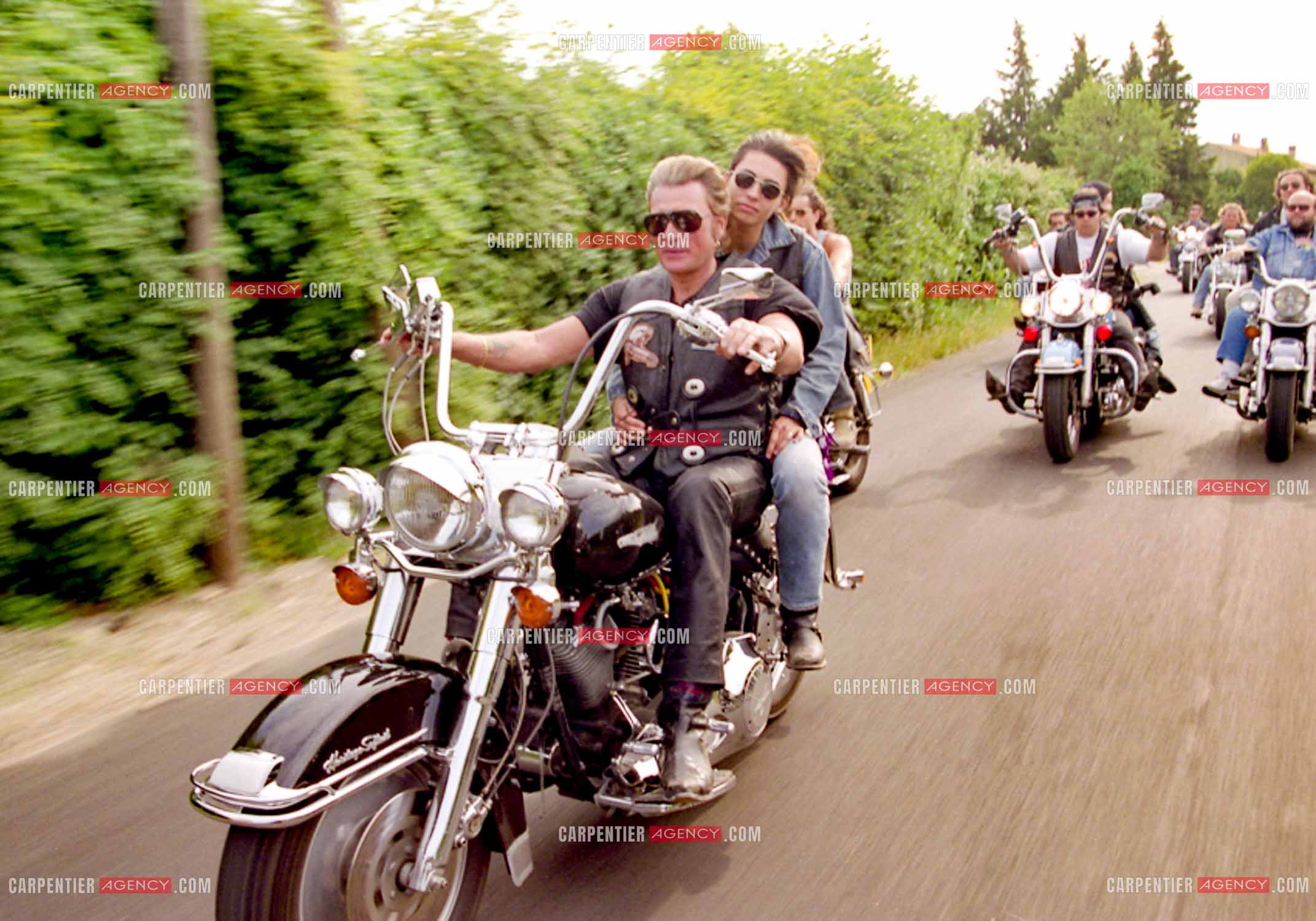 Concentration Harley Davidson à Carpentras. Le chanteur Johnny Hallyday et sa femme Adeline en tête de cette concentration suivi de son club “LES DESPERADOS “.      ( Exclusif )