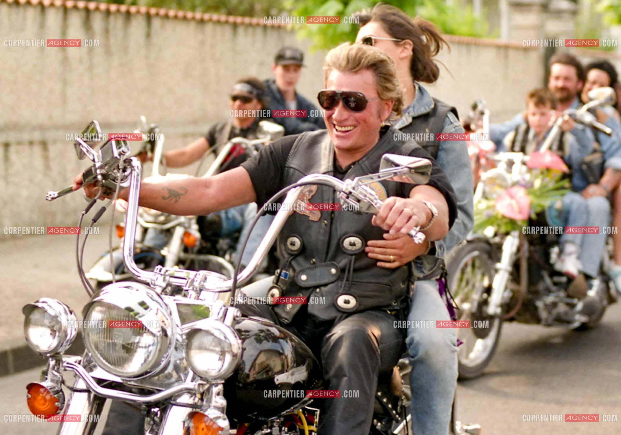 Concentration Harley Davidson à Carpentras. Le chanteur Johnny Hallyday et sa femme Adeline en tête de cette concentration suivi de son club “LES DESPERADOS “.      ( Exclusif )