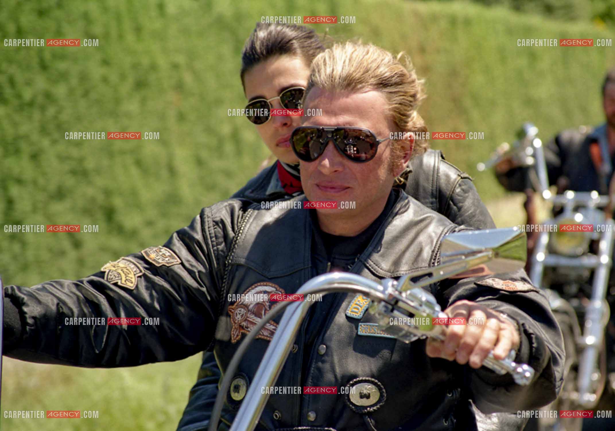 Concentration Harley Davidson à Carpentras. Le chanteur Johnny Hallyday et sa femme Adeline en tête de cette concentration suivi de son club “LES DESPERADOS “.      ( Exclusif )