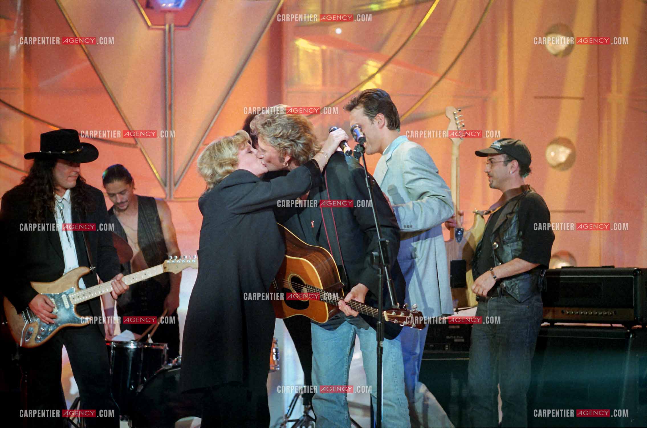 Johnny Hallyday et Véronique Sanson pour un duo se finissant par un tendre baiser lors des répétitions de l'émission “ SI ON CHANTAIT “ présentée par Julien Courbet sur TF1. ( Exclusif )