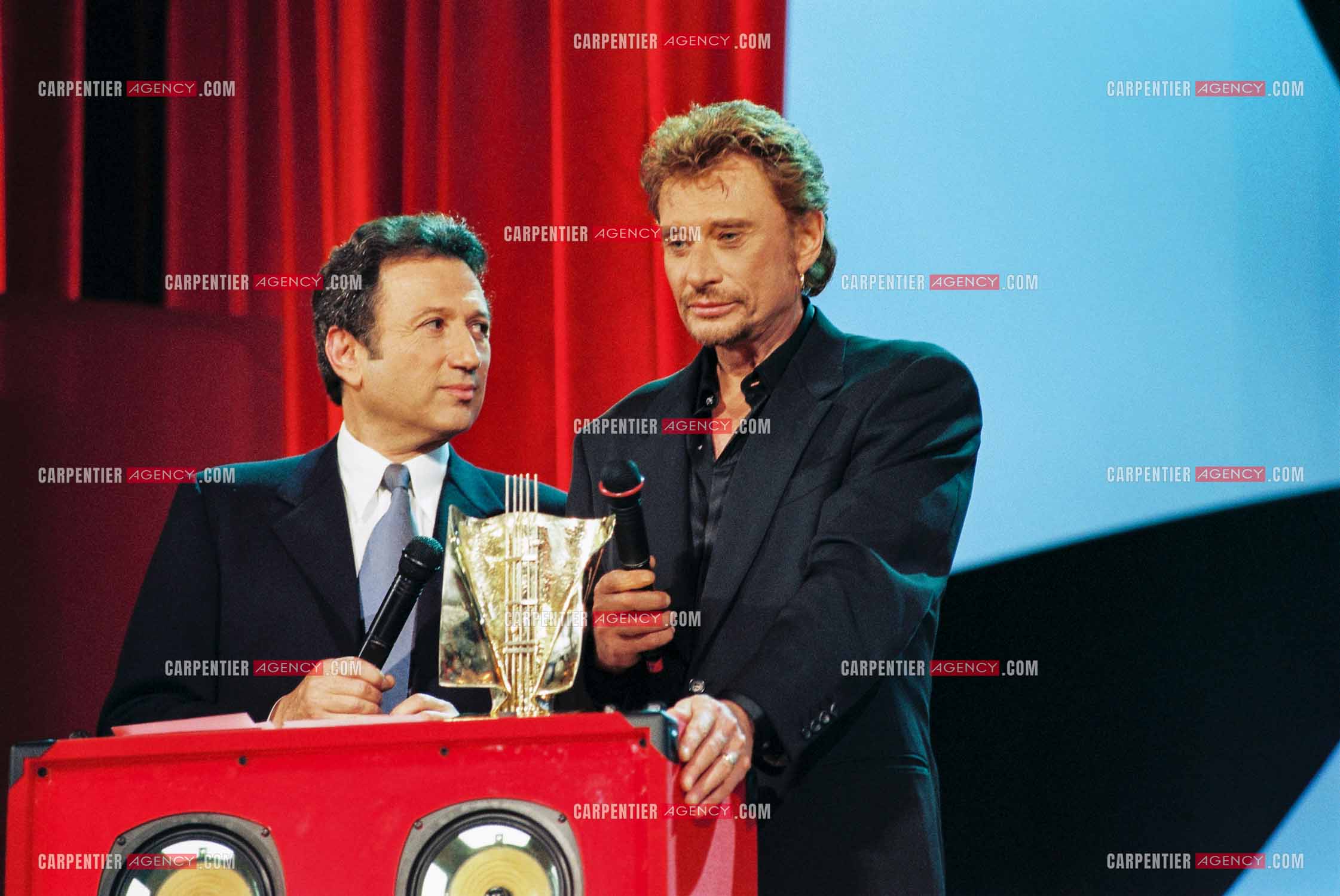 Johnny Hallyday lors des Victoires de la Musique en 1998 a L'OLYMPIA.