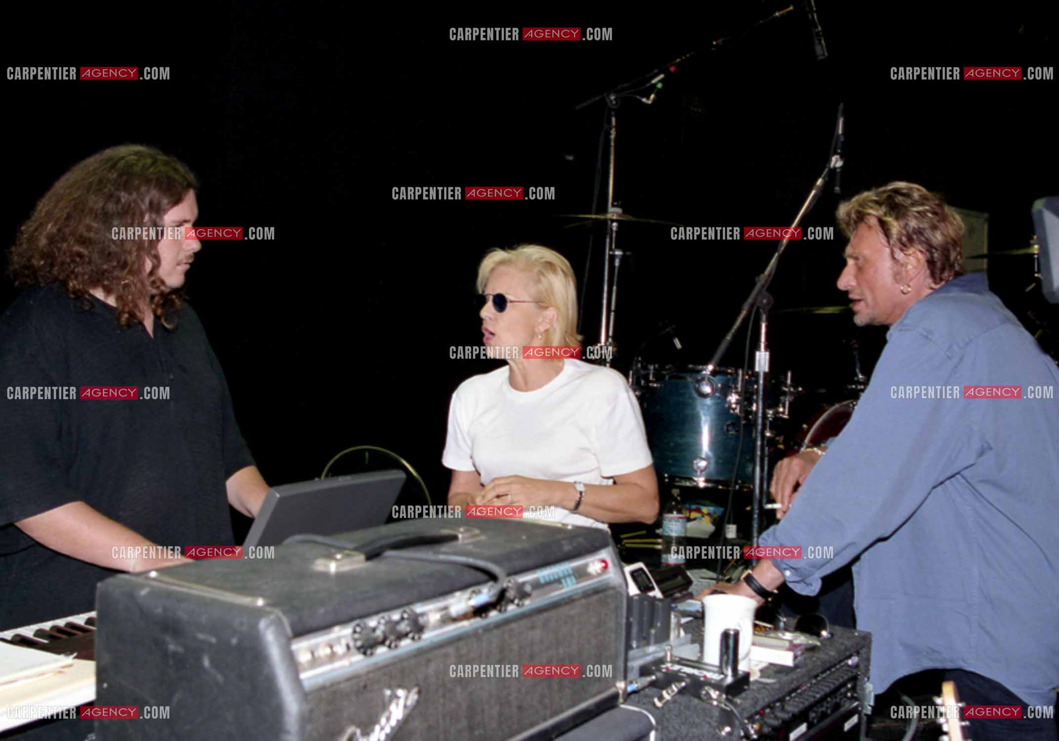 Le chanteur Johnny Hallyday, son ex femme Sylvie Vartan et son chef d'orchestre Yvan Cassar lors des répétitions le 01 septembre 1998 avant ses trois concerts au Stade de France.