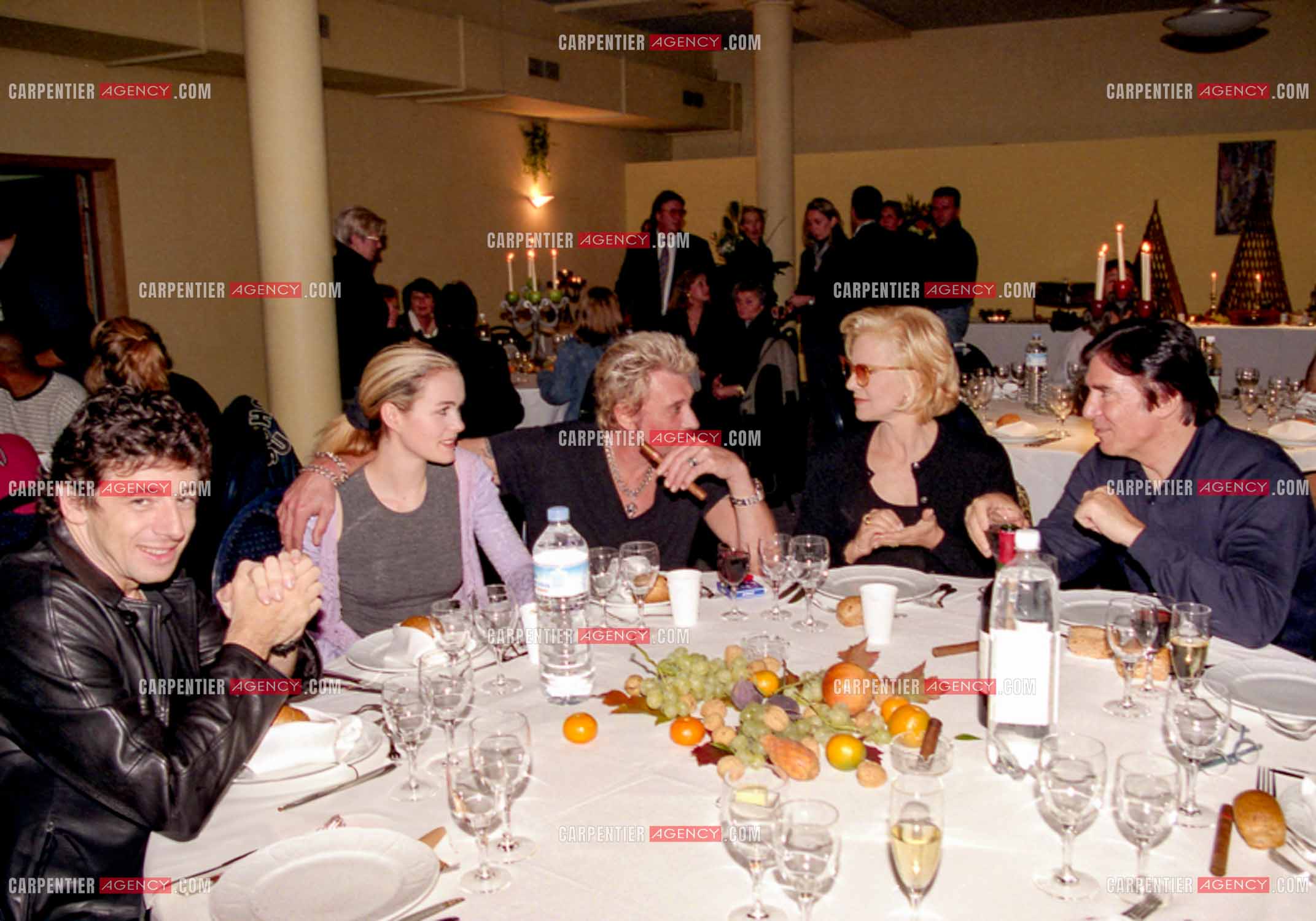 Le chanteur Johnny Hallyday en concert au Stade de France les 5, 6 et 11 septembre 1998.Repas lors de la dernière, Johnny entouré de ses proches. Patrick Bruel, Laeticia Hallyday, Sylvie Vartan et son Mari Tony Scotti.