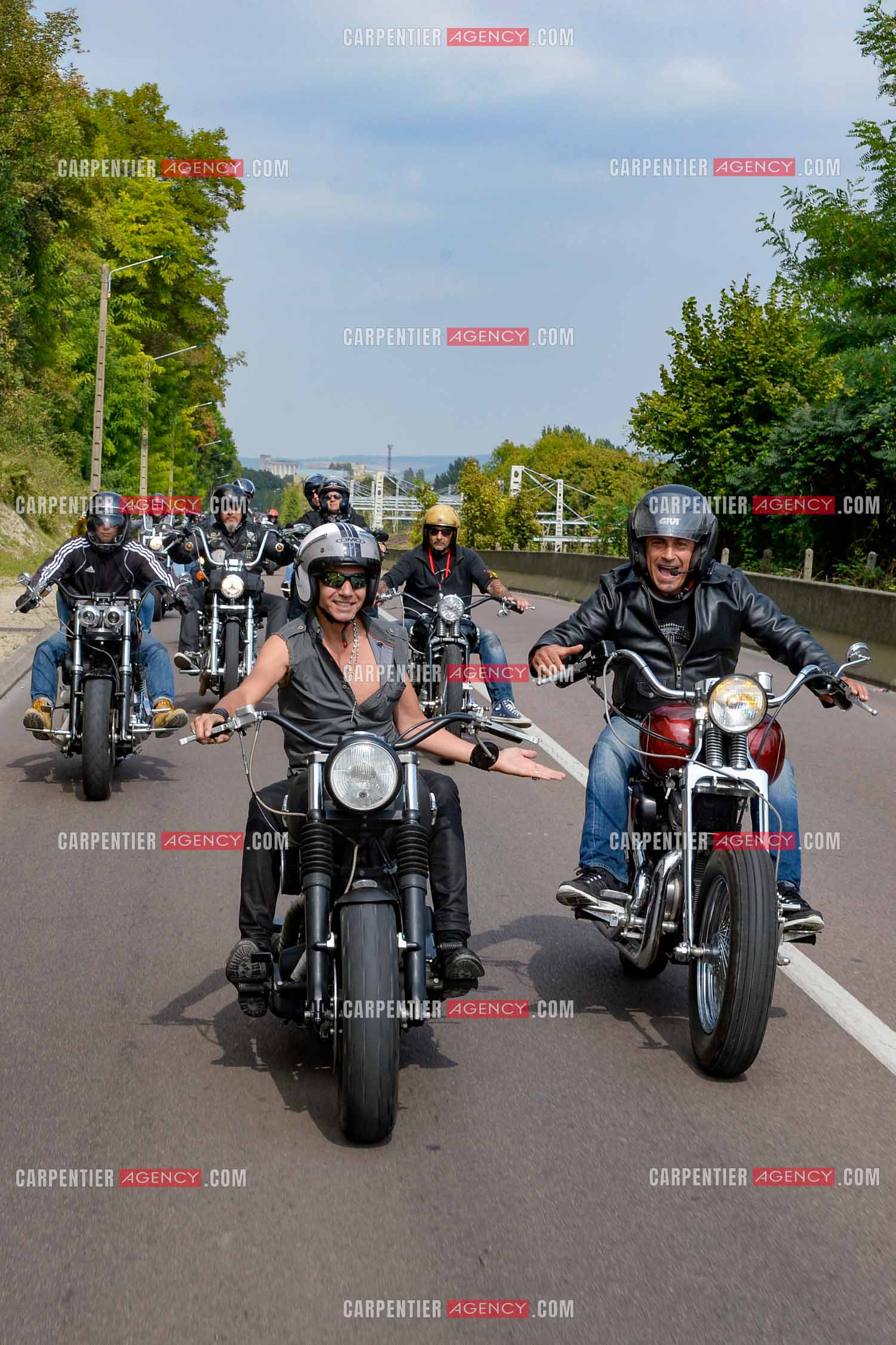 Le chanteur Jean-Luc Lahaye et son ami Bébert du groupe Les Forbans en tête d'une concentration Harley autour de la ville de Sens.  ( Exclusif )