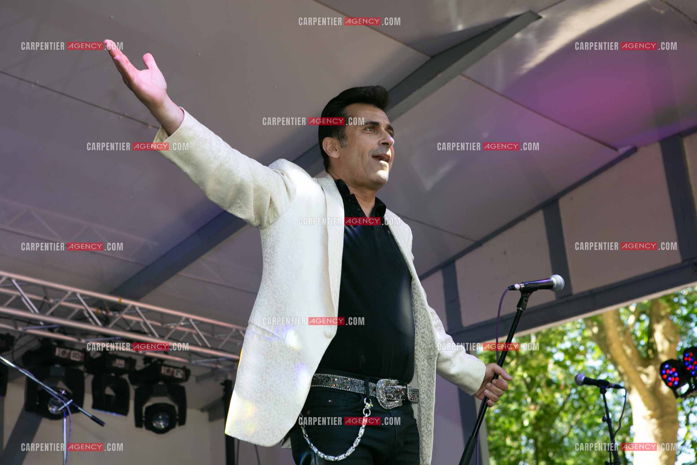 Le chanteur Bébert du groupe Les Forbans en concert.  ( Exclusif )