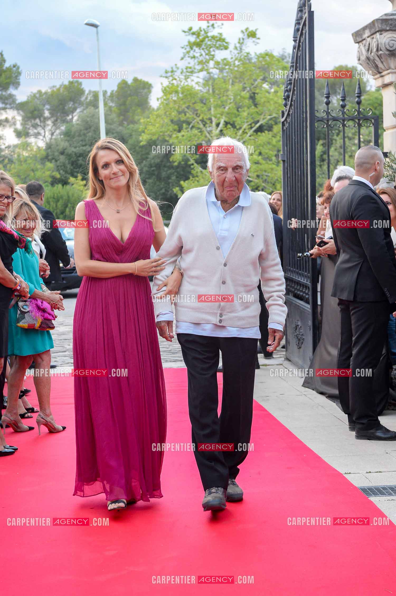 La ville de Marseille fête la carrière de l'acteur Jean-Paul Belmondo  lors d'une exposition qui lui ait consacrée au Château de la Buzine. Cet évènement se déroule en présence de Monsieur Jean-Paul Belmondo, et de nombreux amis de la star venus tout spécialement à Marseille pour participer à l’hommage qui lui est rendu. Accompagné par Valérie Fédèle la  directrice du Château, l'acteur Charles Gérard.