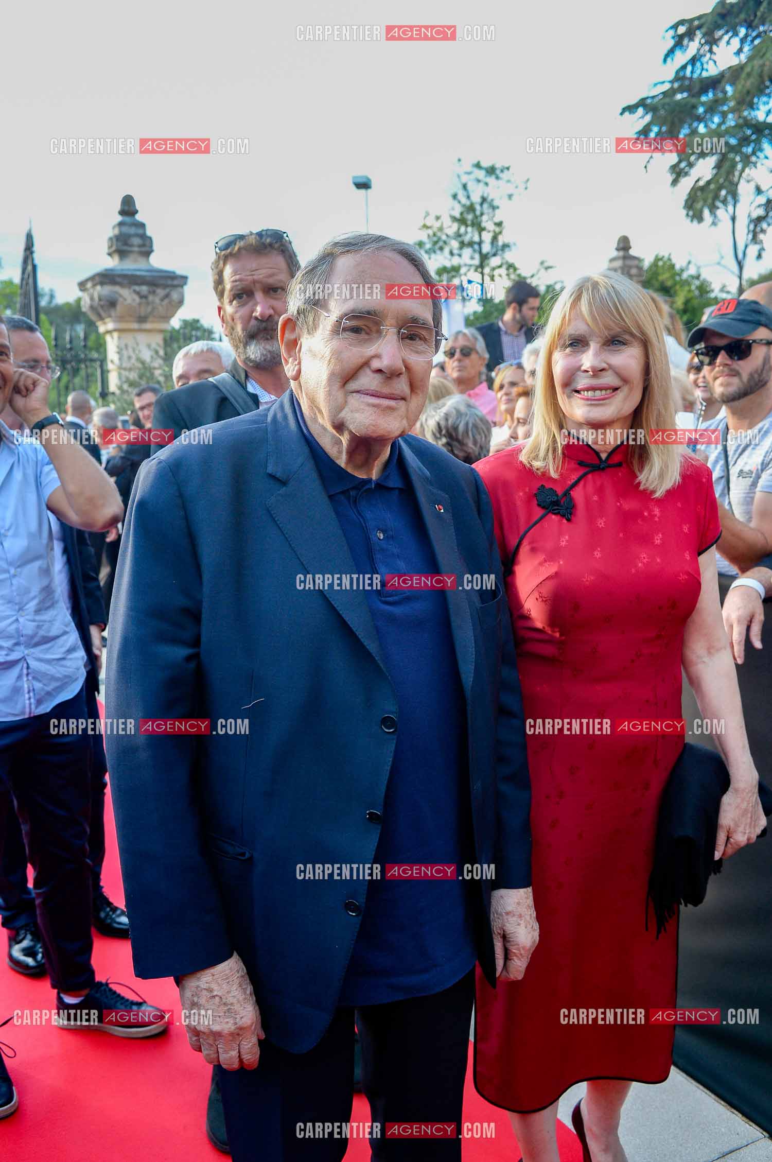 La ville de Marseille fête la carrière de l'acteur Jean-Paul Belmondo  lors d'une exposition qui lui ait consacrée au Château de la Buzine. Cet évènement se déroule en présence de Monsieur Jean-Paul Belmondo, et de nombreux amis de la star venus tout spécialement à Marseille pour participer à l’hommage qui lui est rendu. L'acteur Robert Hossein et sa femme Candice Patou.