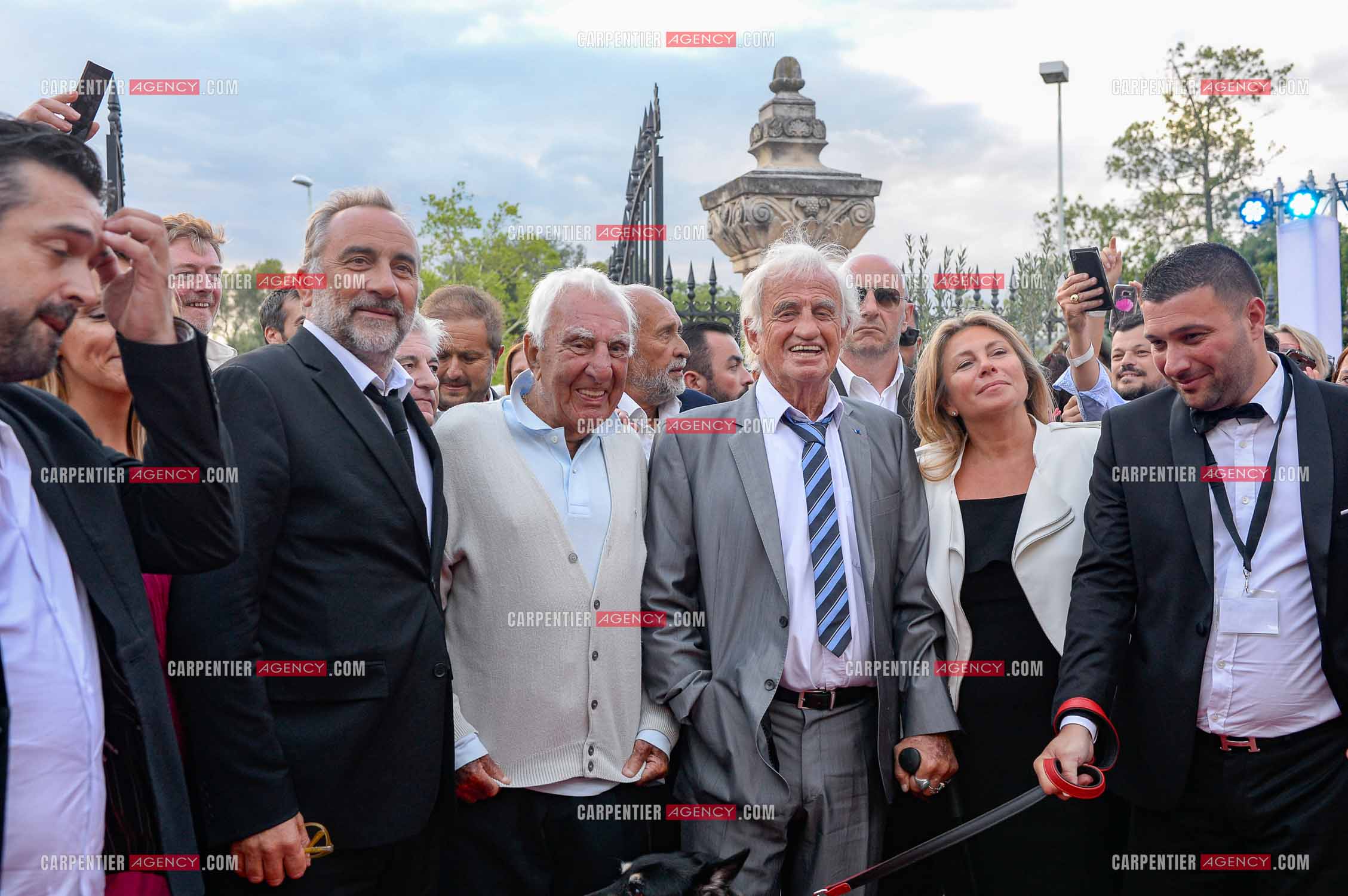 La ville de Marseille fête la carrière de l'acteur Jean-Paul Belmondo  lors d'une exposition qui lui ait consacrée au Château de la Buzine. Cet évènement se déroule en présence de Monsieur Jean-Paul Belmondo, et de nombreux amis de la star venus tout spécialement à Marseille pour participer à l’hommage qui lui est rendu. Accompagné par Valérie Fédèle la  directrice du Château, l'acteur Jean-Paul Belmondo suivi de ses amis Antoine Duléry et Charles Gérard.