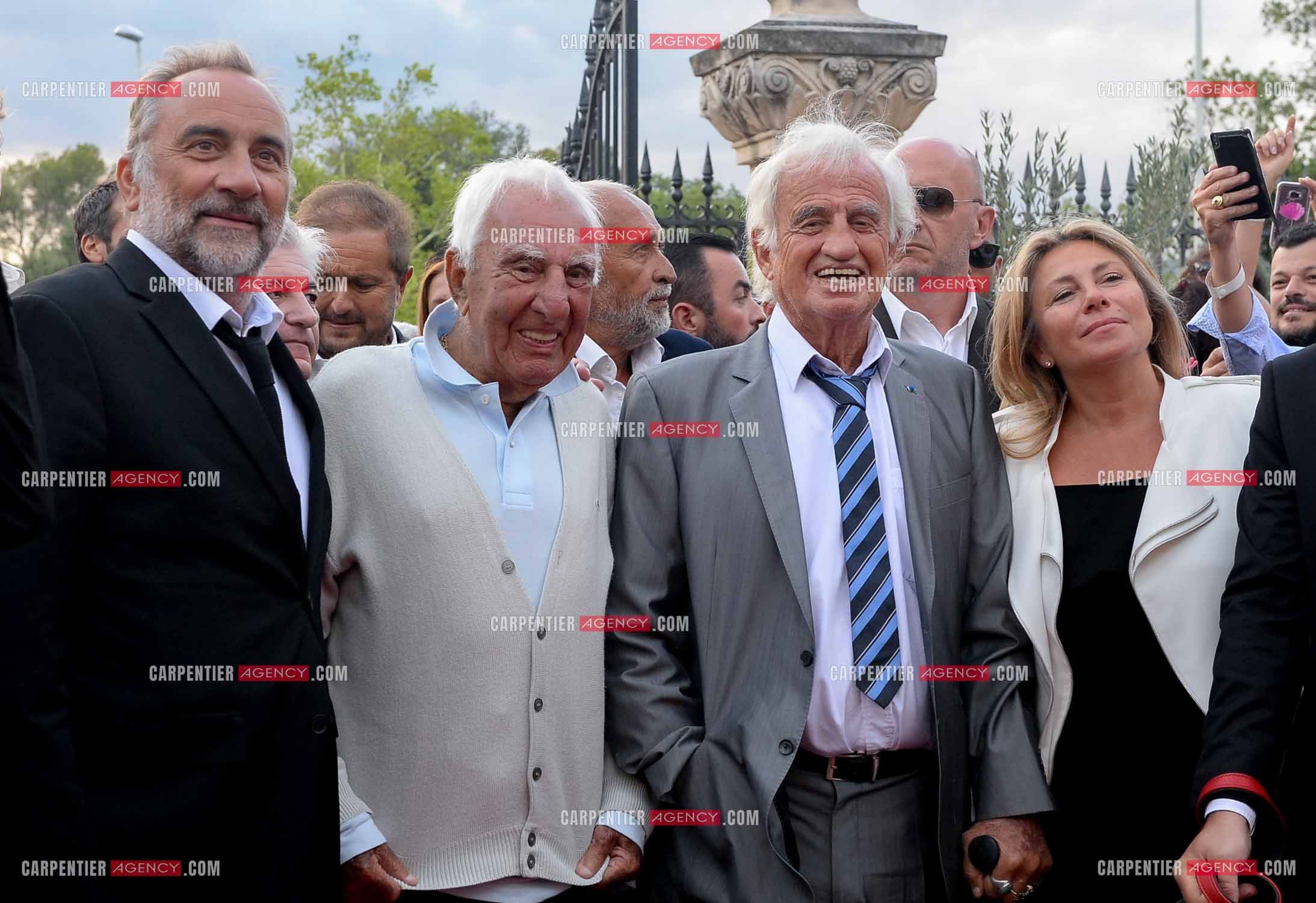 La ville de Marseille fête la carrière de l'acteur Jean-Paul Belmondo  lors d'une exposition qui lui ait consacrée au Château de la Buzine. Cet évènement se déroule en présence de Monsieur Jean-Paul Belmondo, et de nombreux amis de la star venus tout spécialement à Marseille pour participer à l’hommage qui lui est rendu. Accompagné par Valérie Fédèle la  directrice du Château, l'acteur Jean-Paul Belmondo suivi de ses amis Antoine Duléry et Charles Gérard.