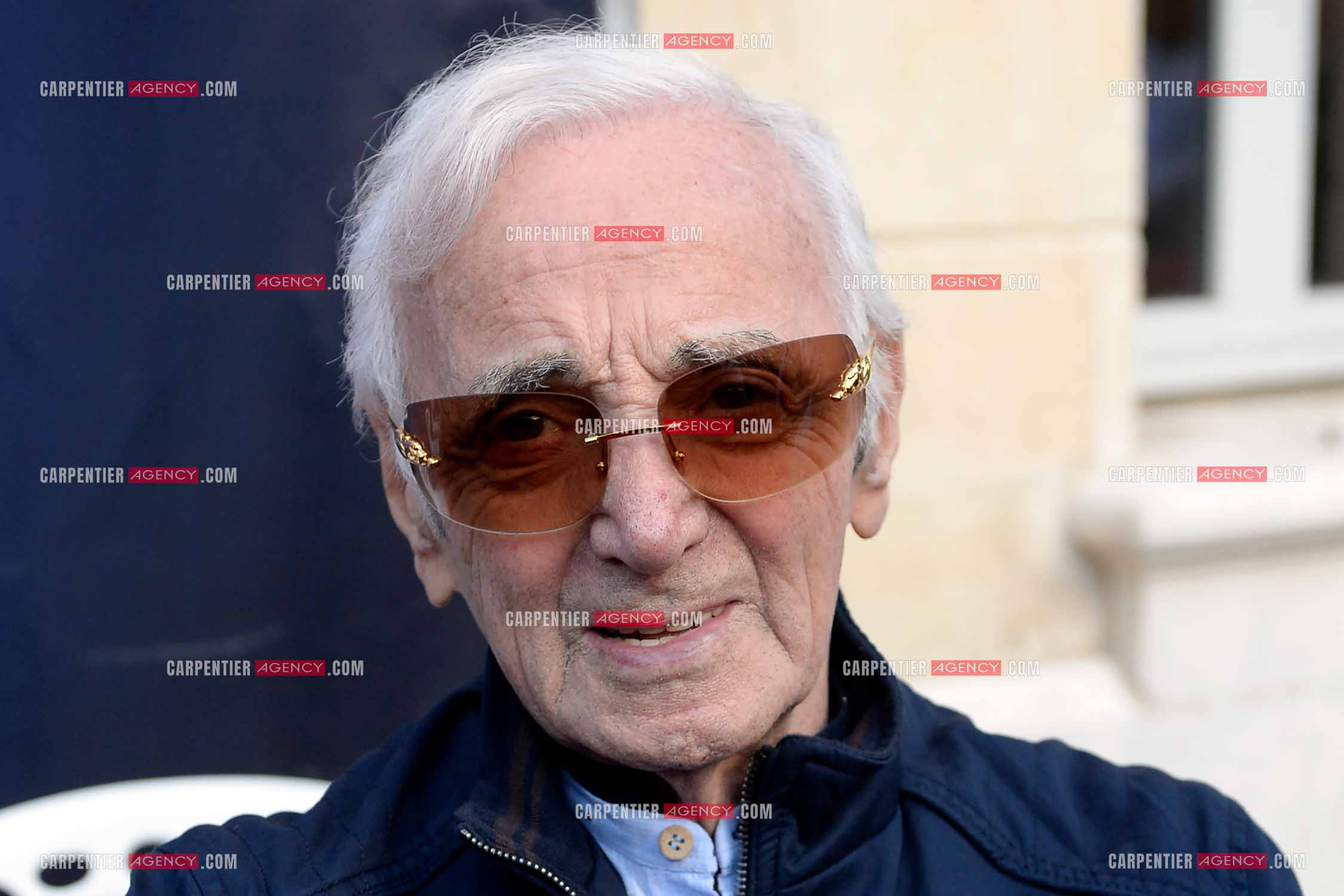 La ville de Marseille fête la carrière de l'acteur Jean-Paul Belmondo  lors d'une exposition qui lui ait consacrée au Château de la Buzine. Cet évènement se déroule en présence de Monsieur Jean-Paul Belmondo, et de nombreux amis de la star venus tout spécialement à Marseille pour participer à l’hommage qui lui est rendu. Le chanteur Charles Aznavour.