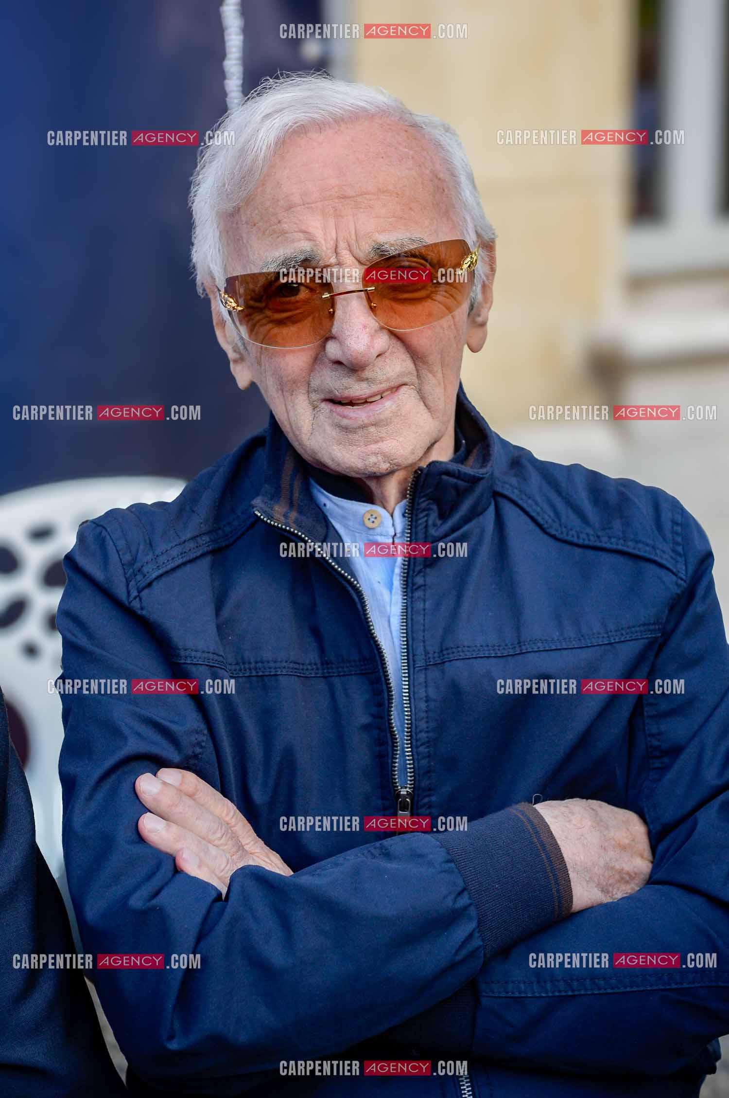 La ville de Marseille fête la carrière de l'acteur Jean-Paul Belmondo  lors d'une exposition qui lui ait consacrée au Château de la Buzine. Cet évènement se déroule en présence de Monsieur Jean-Paul Belmondo, et de nombreux amis de la star venus tout spécialement à Marseille pour participer à l’hommage qui lui est rendu. Le chanteur Charles Aznavour.