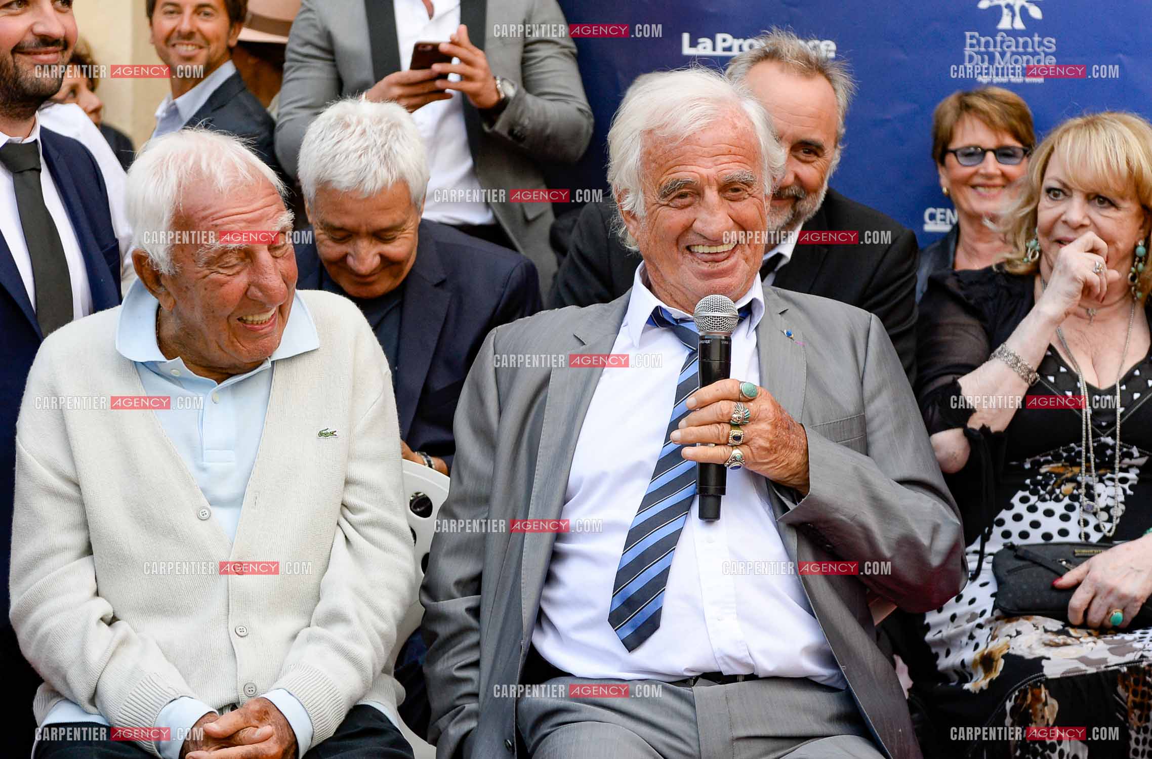La ville de Marseille fête la carrière de l'acteur Jean-Paul Belmondo  lors d'une exposition qui lui ait consacrée au Château de la Buzine. Cet évènement se déroule en présence de Monsieur Jean-Paul Belmondo, et de nombreux amis de la star venus tout spécialement à Marseille pour participer à l’hommage qui lui est rendu.