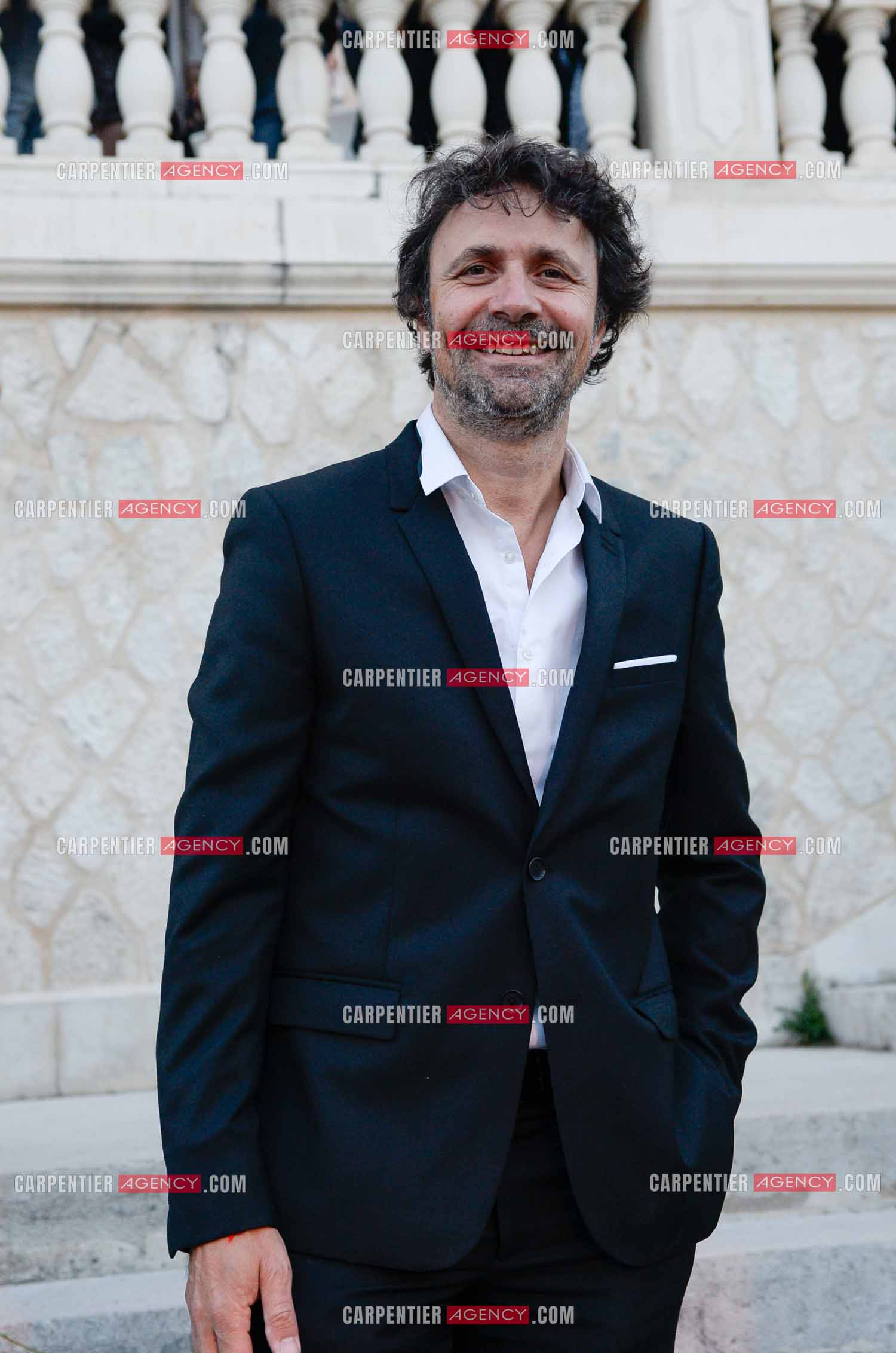 La ville de Marseille fête la carrière de l'acteur Jean-Paul Belmondo  lors d'une exposition qui lui ait consacrée au Château de la Buzine. Cet évènement se déroule en présence de Monsieur Jean-Paul Belmondo, et de nombreux amis de la star venus tout spécialement à Marseille pour participer à l’hommage qui lui est rendu. Le journaliste Christophe Carrière.