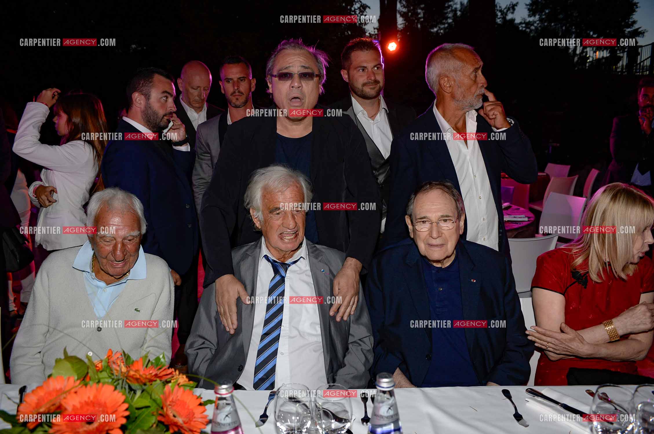 La ville de Marseille fête la carrière de l'acteur Jean-Paul Belmondo  lors d'une exposition qui lui ait consacrée au Château de la Buzine. Cet évènement se déroule en présence de Monsieur Jean-Paul Belmondo, et de nombreux amis de la star venus tout spécialement à Marseille pour participer à l’hommage qui lui est rendu. La soirée continue autour d'un repas. Jean-Paul Belmondo entouré de ses amis Charles Gérard, Louis Acaries, Robert Hossein et sa femme Candice Patou.