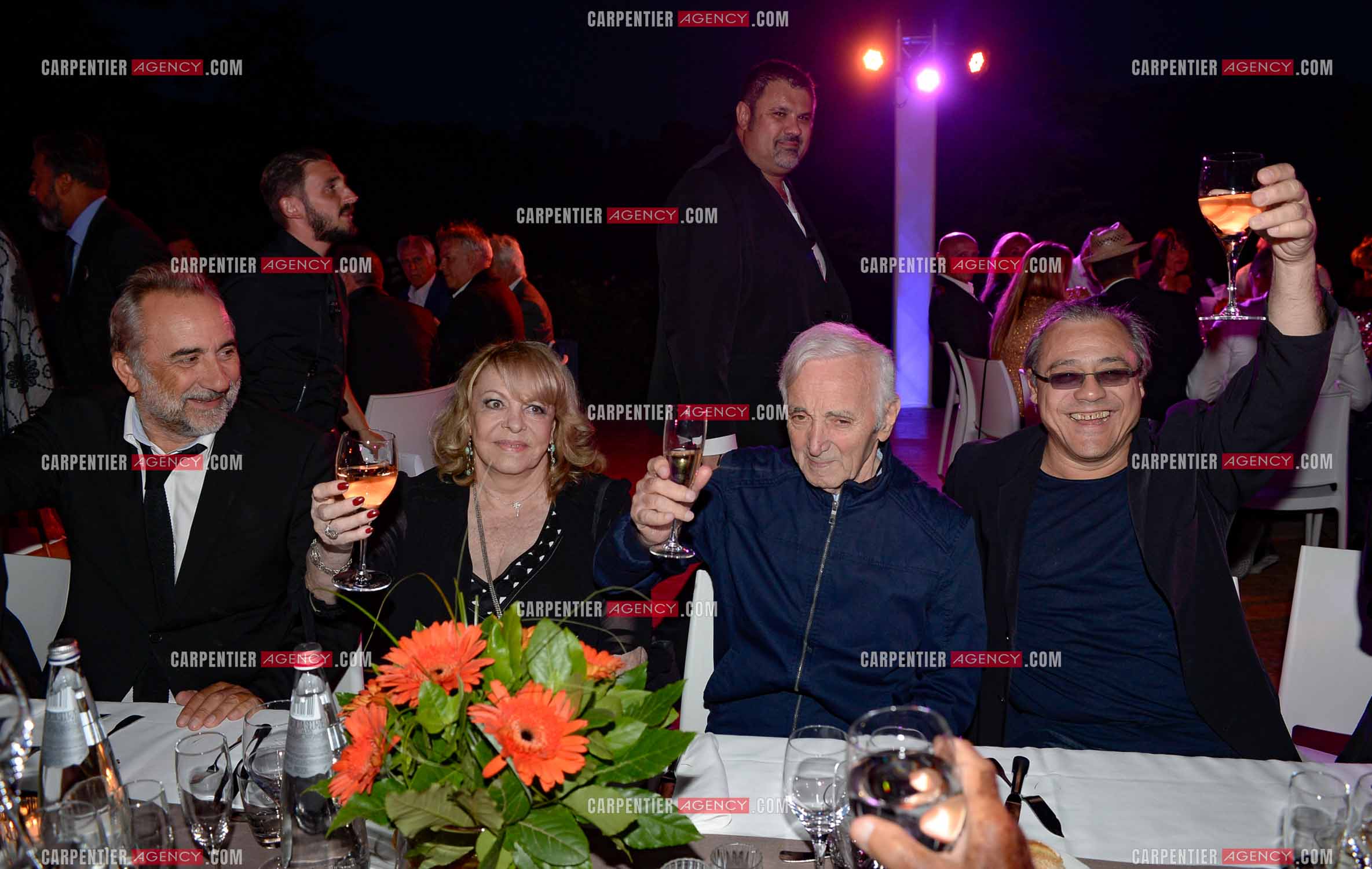 La ville de Marseille fête la carrière de l'acteur Jean-Paul Belmondo  lors d'une exposition qui lui ait consacrée au Château de la Buzine. Cet évènement se déroule en présence de Monsieur Jean-Paul Belmondo, et de nombreux amis de la star venus tout spécialement à Marseille pour participer à l’hommage qui lui est rendu. La soirée continue autour d'un repas. Charles Aznavour est entouré de ses amis Antoine Duléry, Michèle Mercier et Louis Acaries.