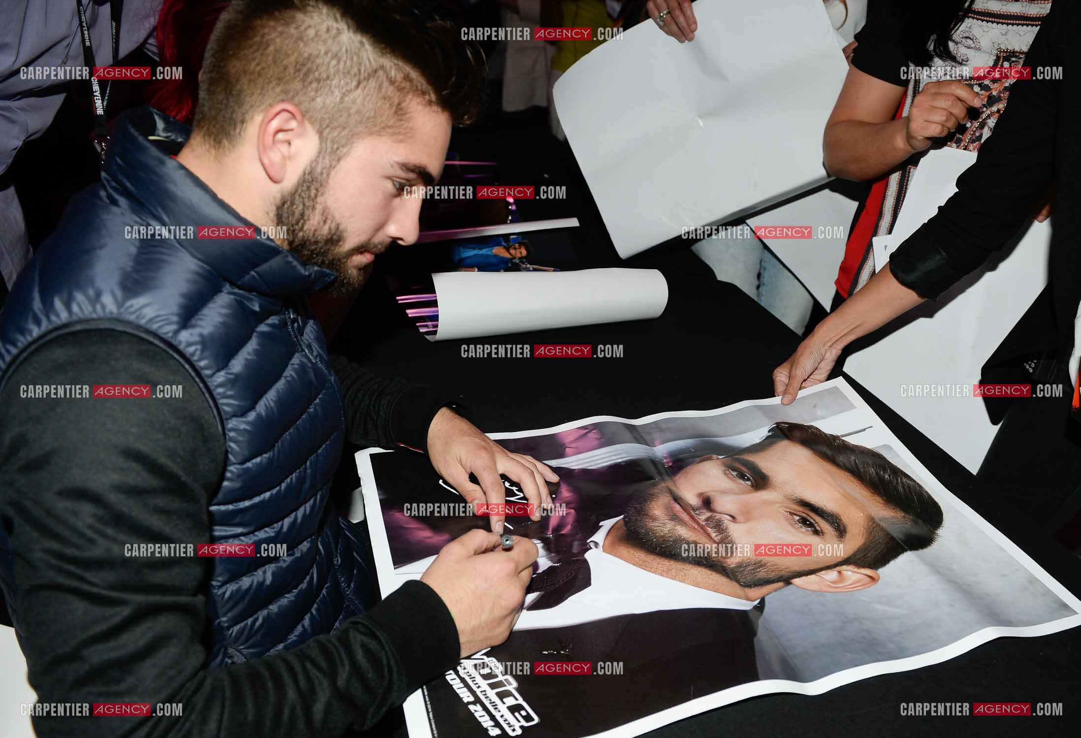 Le chanteur KENDJI GIRAC en concert au Zénith de Amiens. Séance de dédicaces avec ses fans.