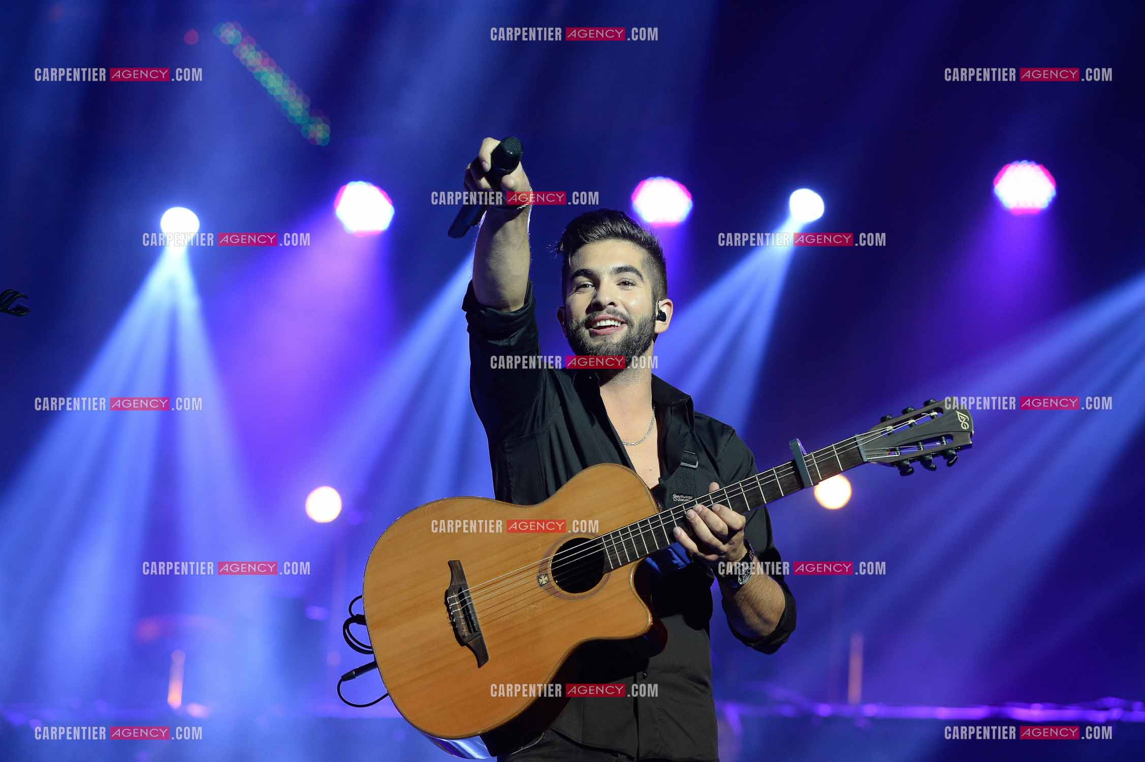 Le chanteur KENDJI GIRAC en concert au Zénith de Amiens.
