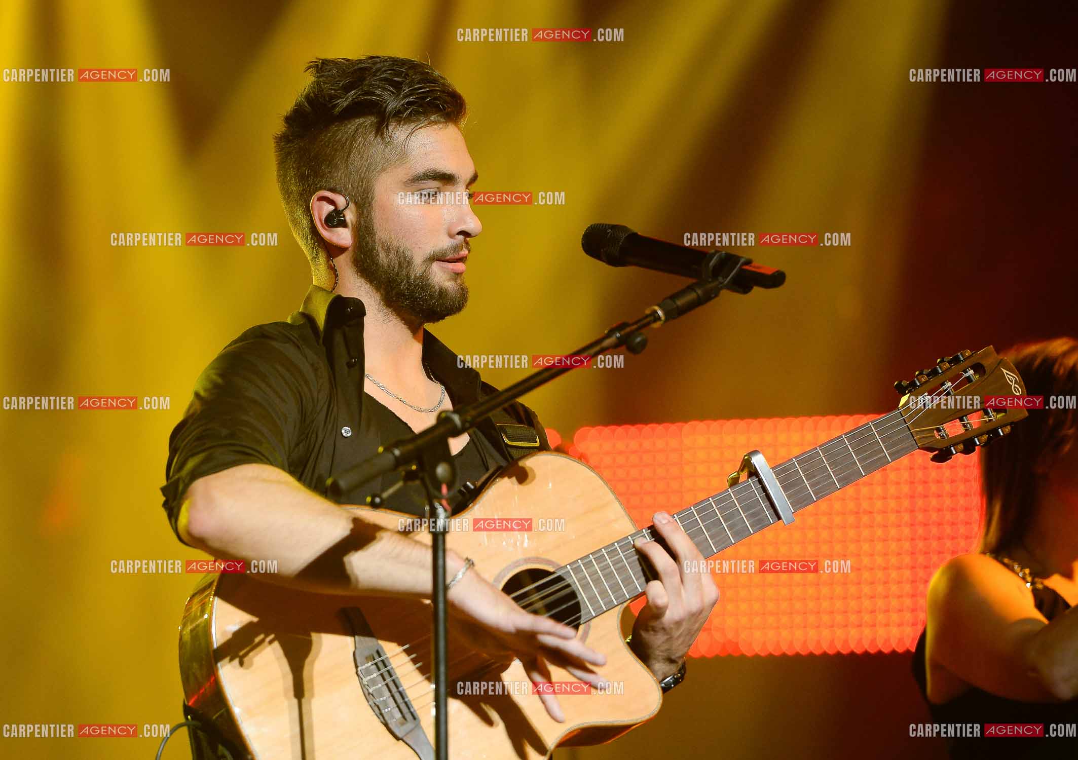 Le chanteur KENDJI GIRAC en concert au Zénith de Amiens.