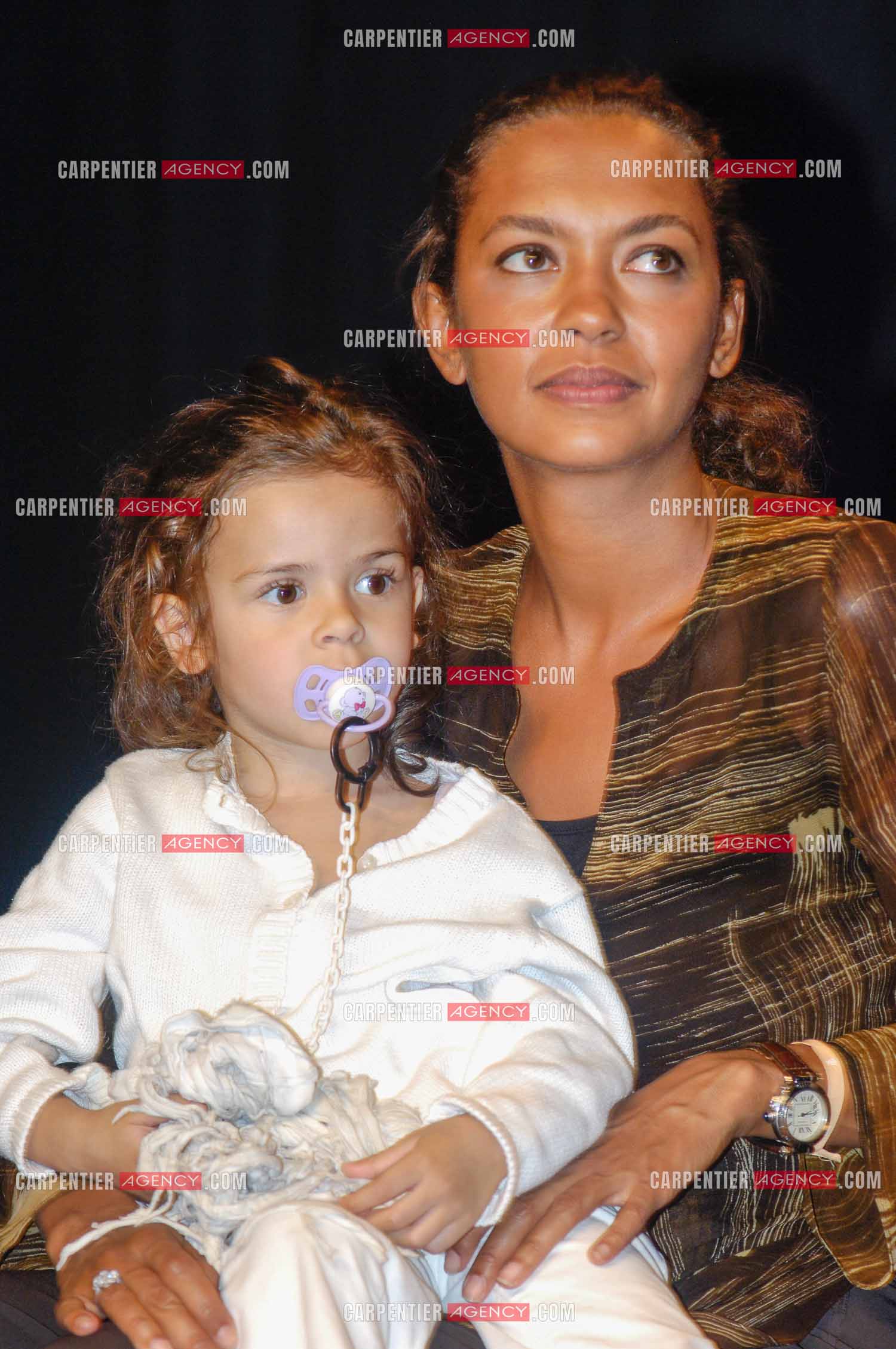 L'animatrice Karine Le Marchand lors du Trophémina de Djerba avec sa fille Alya agée de 3 ans. ( Exclusif )