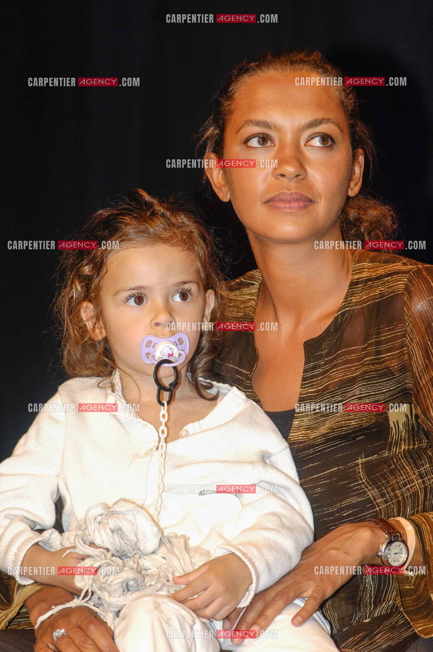 L'animatrice Karine Le Marchand lors du Trophémina de Djerba avec sa fille Alya agée de 3 ans. ( Exclusif )