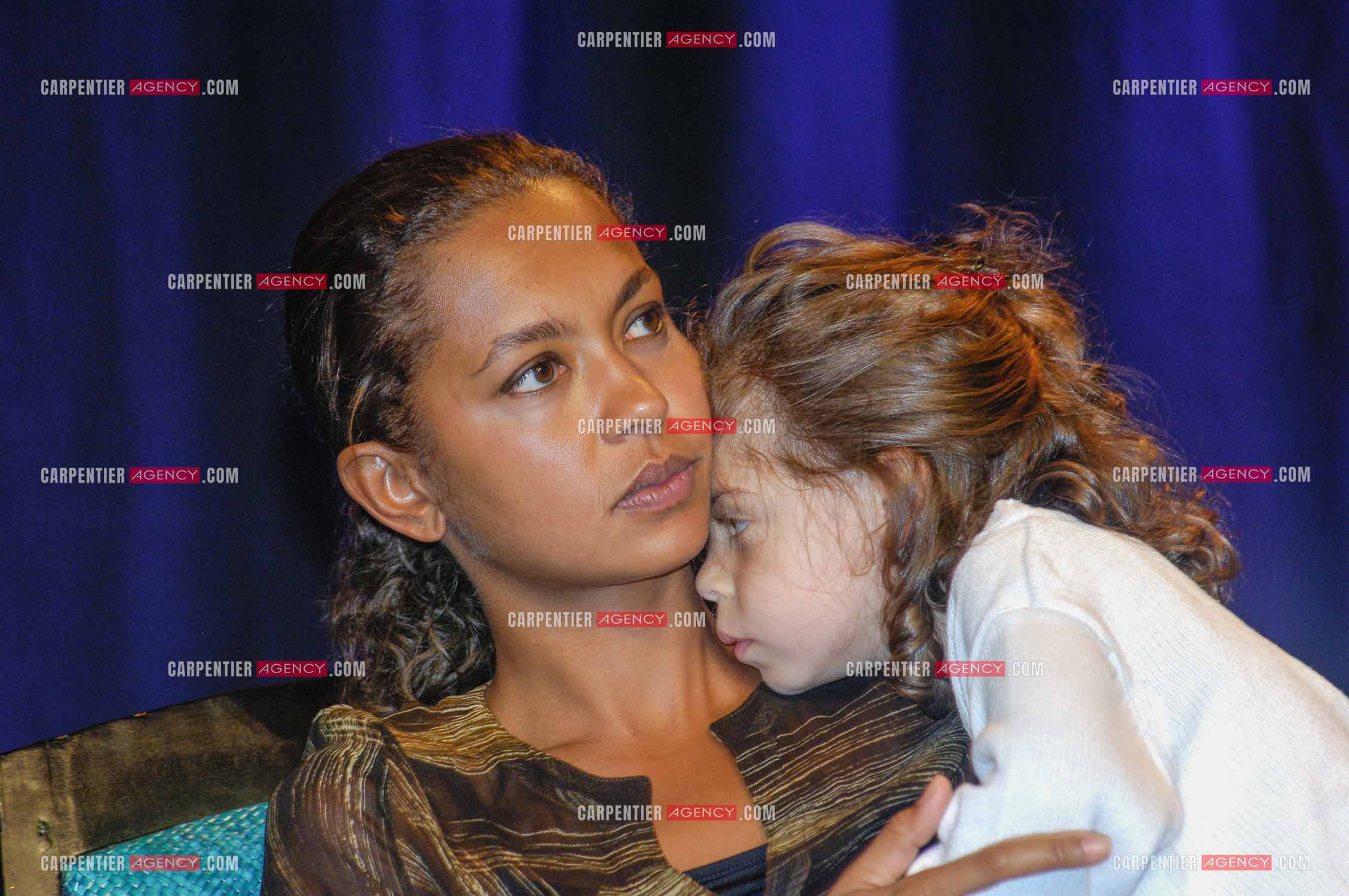 L'animatrice Karine Le Marchand lors du Trophémina de Djerba avec sa fille Alya agée de 3 ans. ( Exclusif )