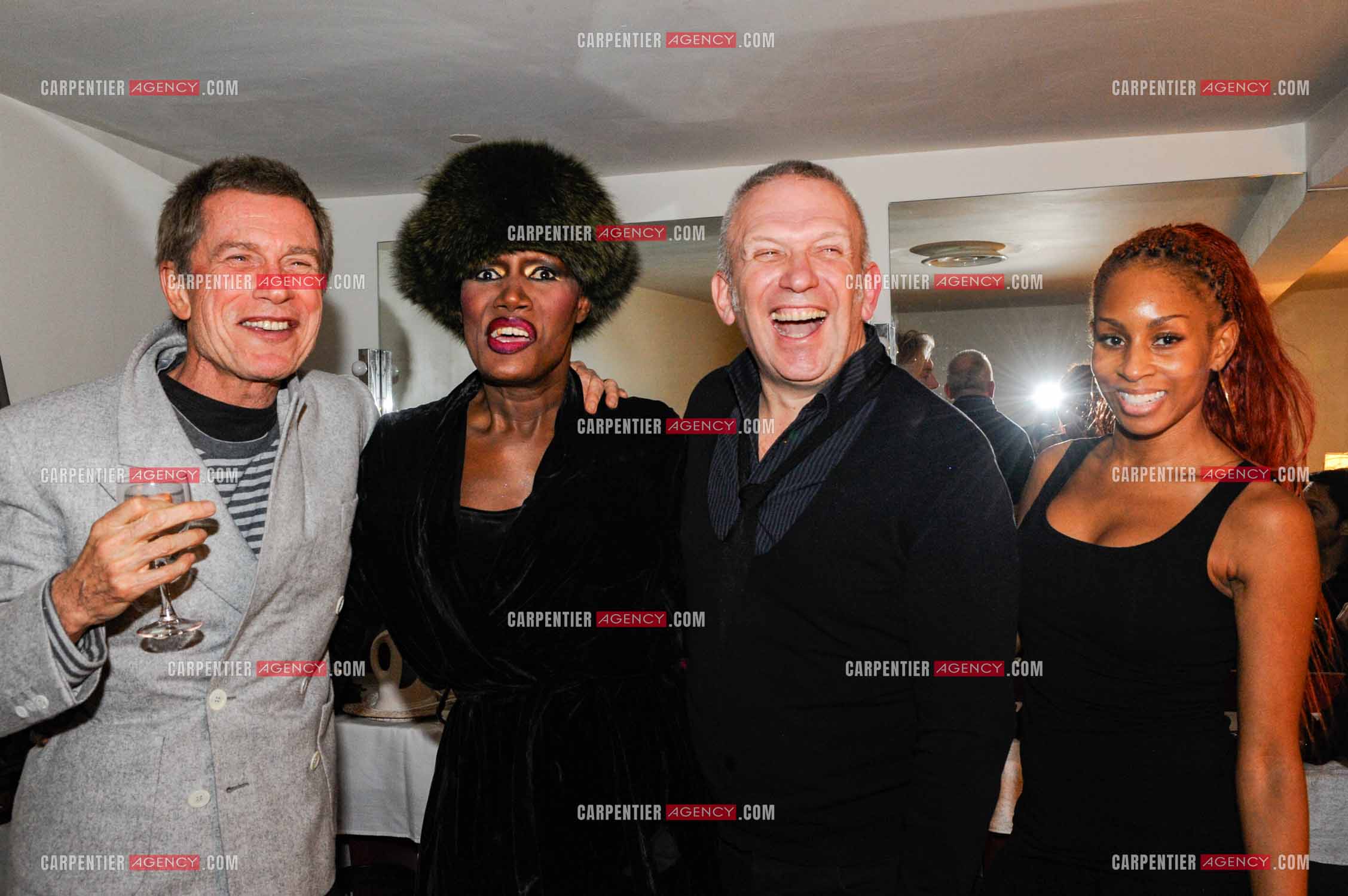 La chanteuse Grace Jones en concert au Grand Rex à Paris le 23 mars 2009. Dans sa loge, avec son ex mari Jean-Paul Goude, Jean-Paul Gaultier et la chorégraphe Mia Frye. ( Exclusif )