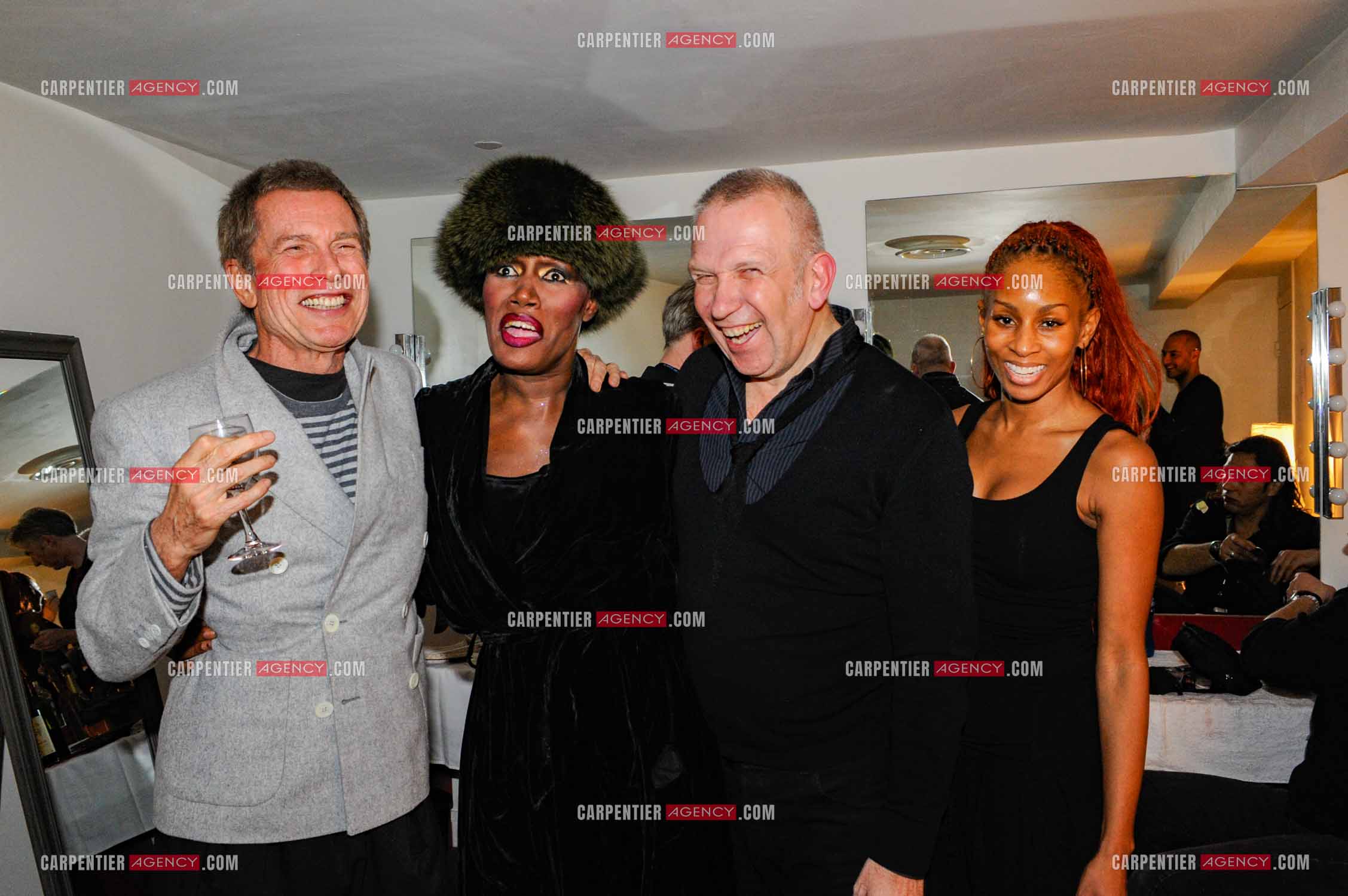 La chanteuse Grace Jones en concert au Grand Rex à Paris le 23 mars 2009. Dans sa loge, avec son ex mari Jean-Paul Goude, Jean-Paul Gaultier et la chorégraphe Mia Frye. ( Exclusif )