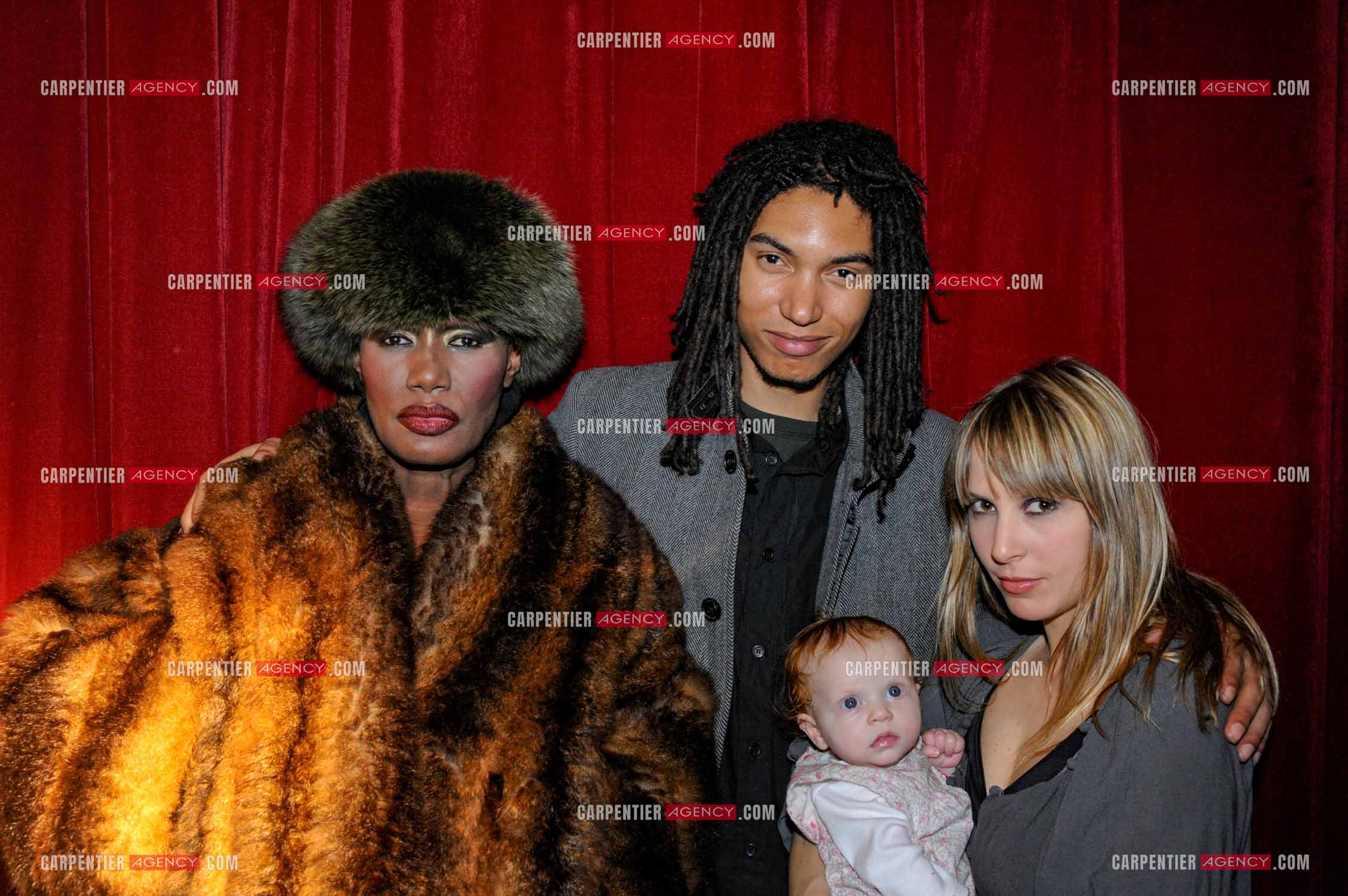 La chanteuse Grace Jones en concert à Bruxelles le 16 mars 2009. Dans les loges, la chanteuse Grace Jones présente sa petite famille, avec son fils Paulo Goude et  sa femme Azella avec leur petite fille Athena. ( Exclusif )