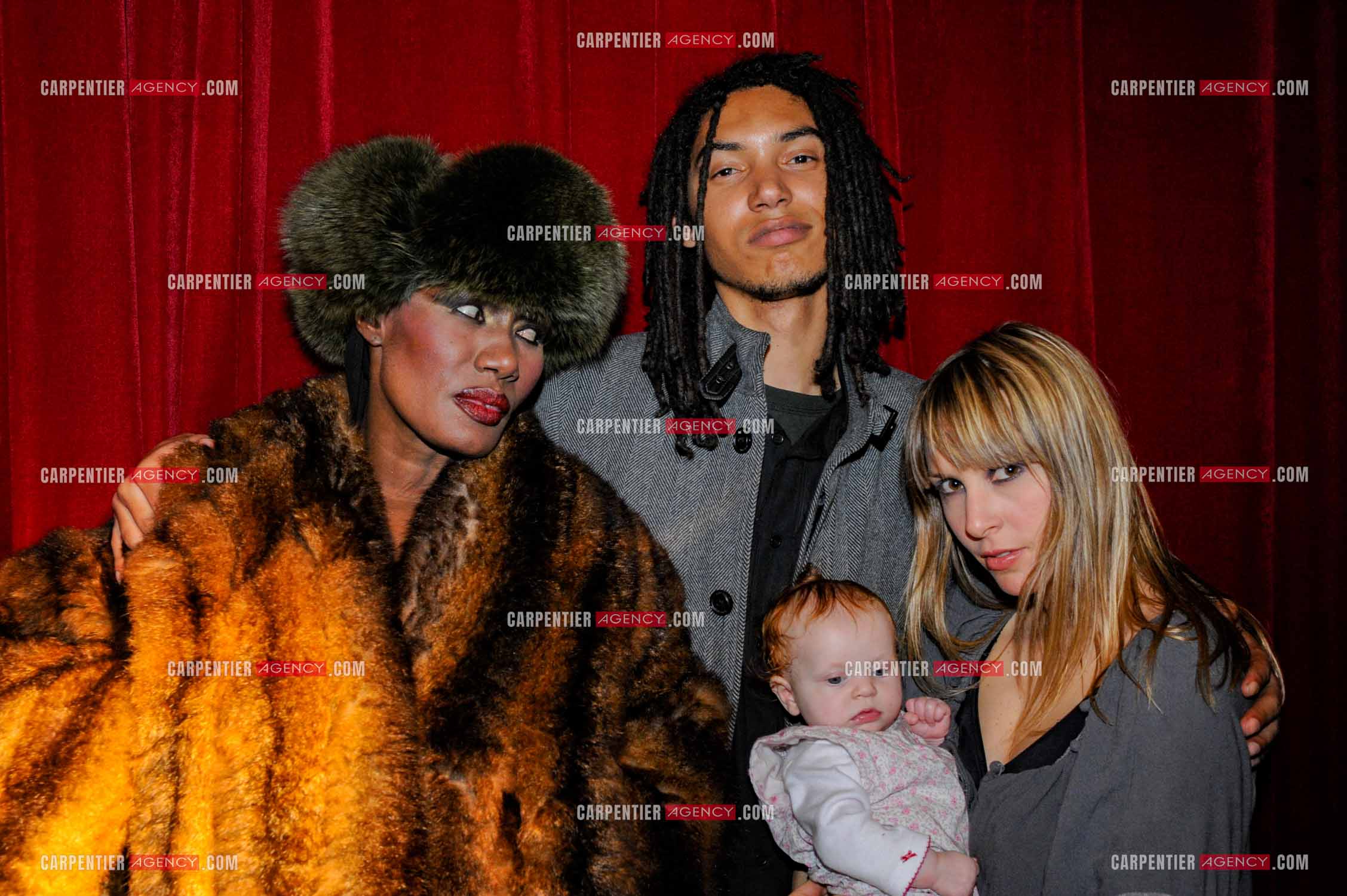 La chanteuse Grace Jones en concert à Bruxelles le 16 mars 2009. Dans les loges, la chanteuse Grace Jones présente sa petite famille, avec son fils Paulo Goude et  sa femme Azella avec leur petite fille Athena. ( Exclusif )