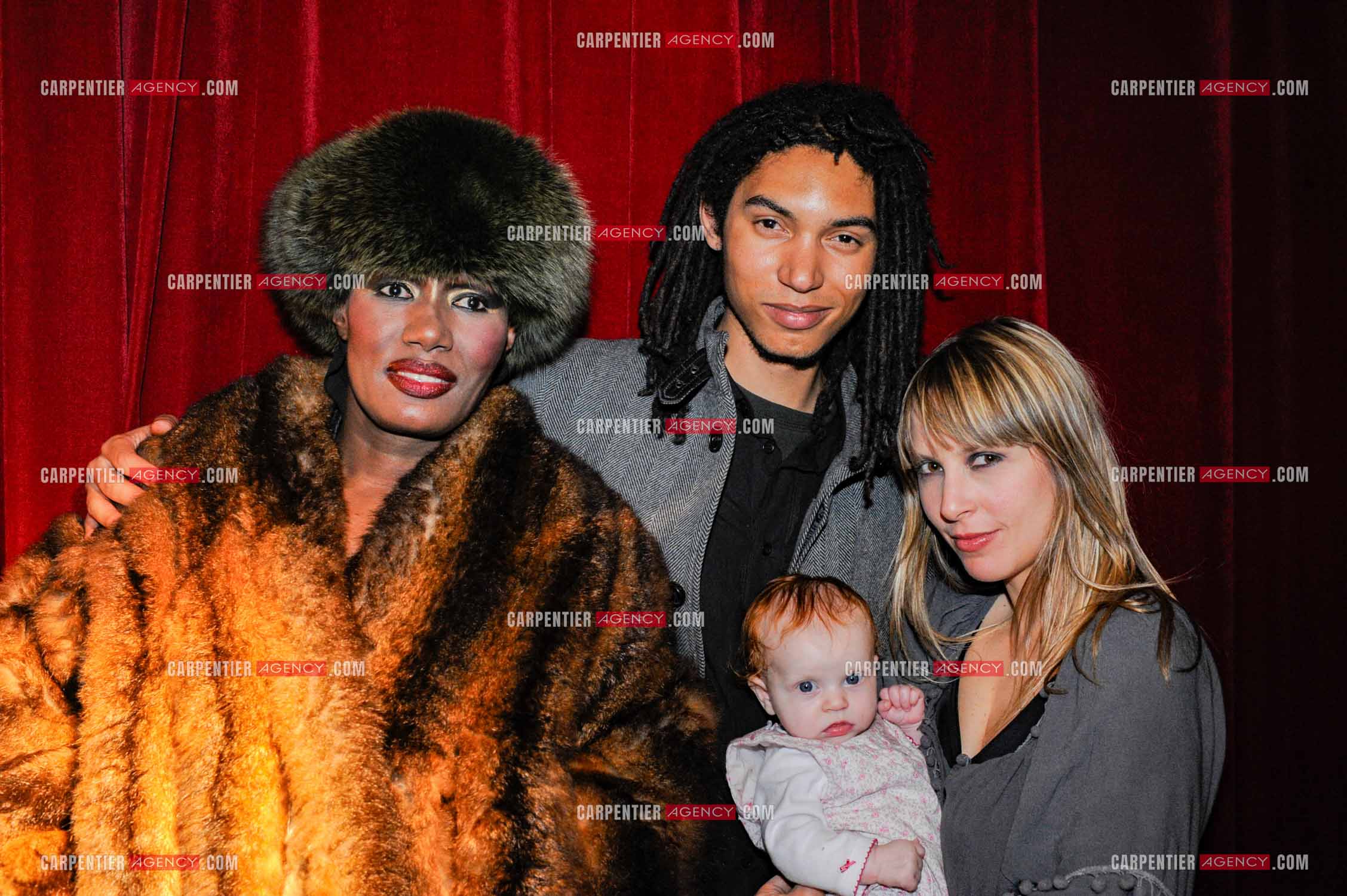 La chanteuse Grace Jones en concert à Bruxelles le 16 mars 2009. Dans les loges, la chanteuse Grace Jones présente sa petite famille, avec son fils Paulo Goude et  sa femme Azella avec leur petite fille Athena. ( Exclusif )