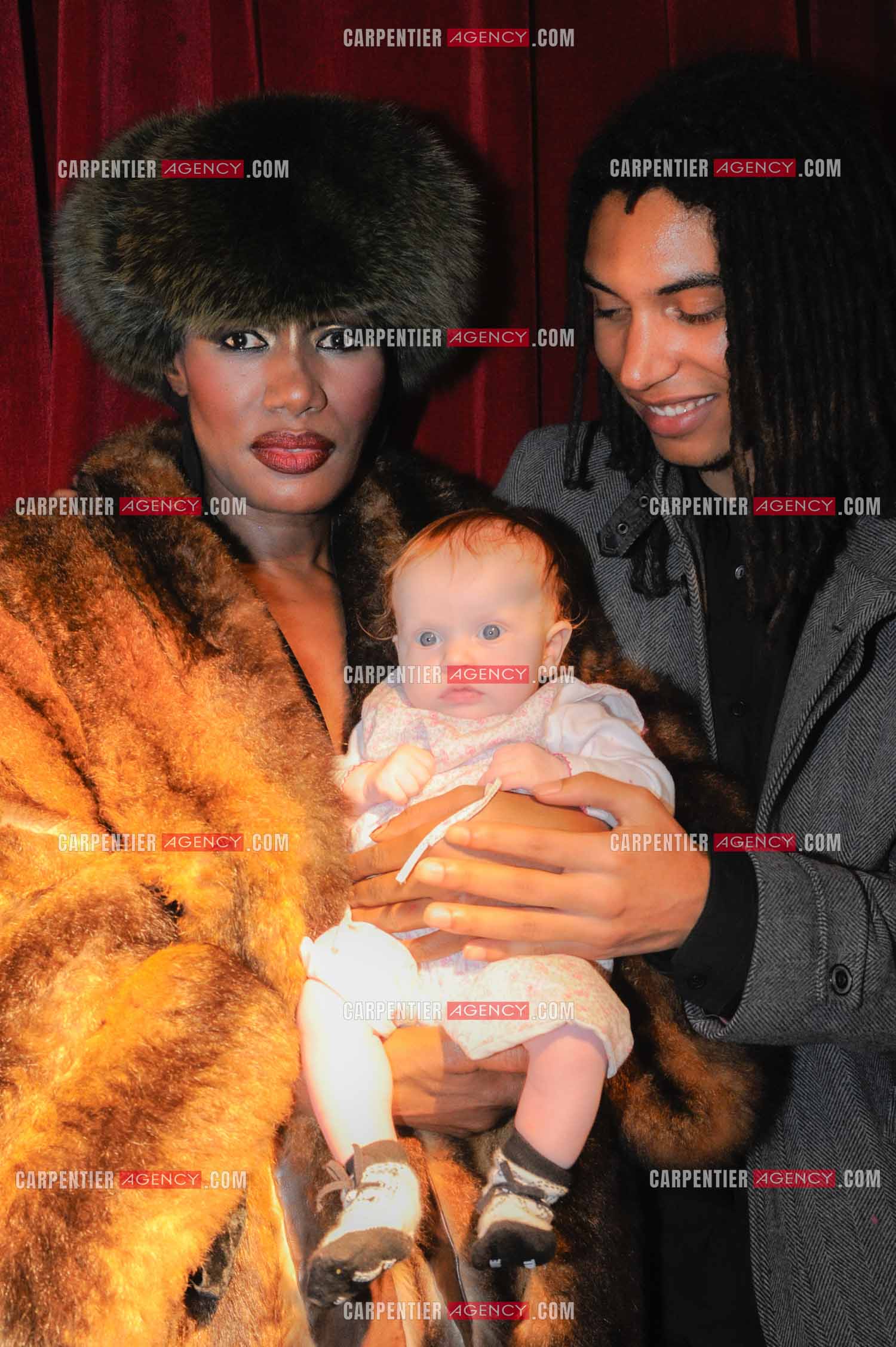 La chanteuse Grace Jones en concert à Bruxelles le 16 mars 2009. Dans les loges, la chanteuse Grace Jones présente sa petite famille, avec son fils Paulo Goude et  sa petite fille Athena. ( Exclusif )