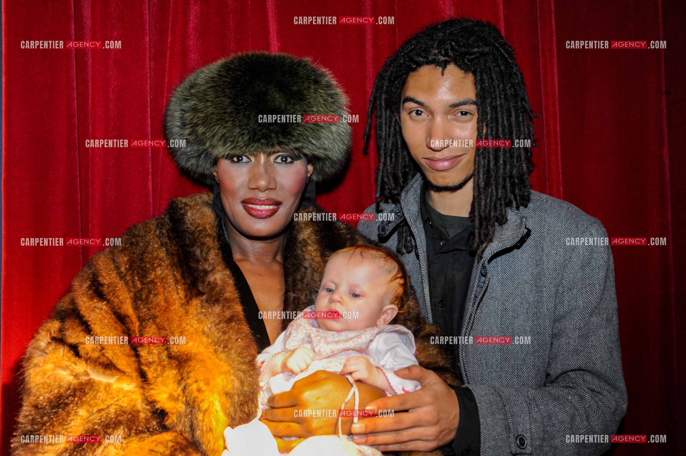 La chanteuse Grace Jones en concert à Bruxelles le 16 mars 2009. Dans les loges, la chanteuse Grace Jones présente sa petite famille, avec son fils Paulo Goude et  sa petite fille Athena. ( Exclusif )