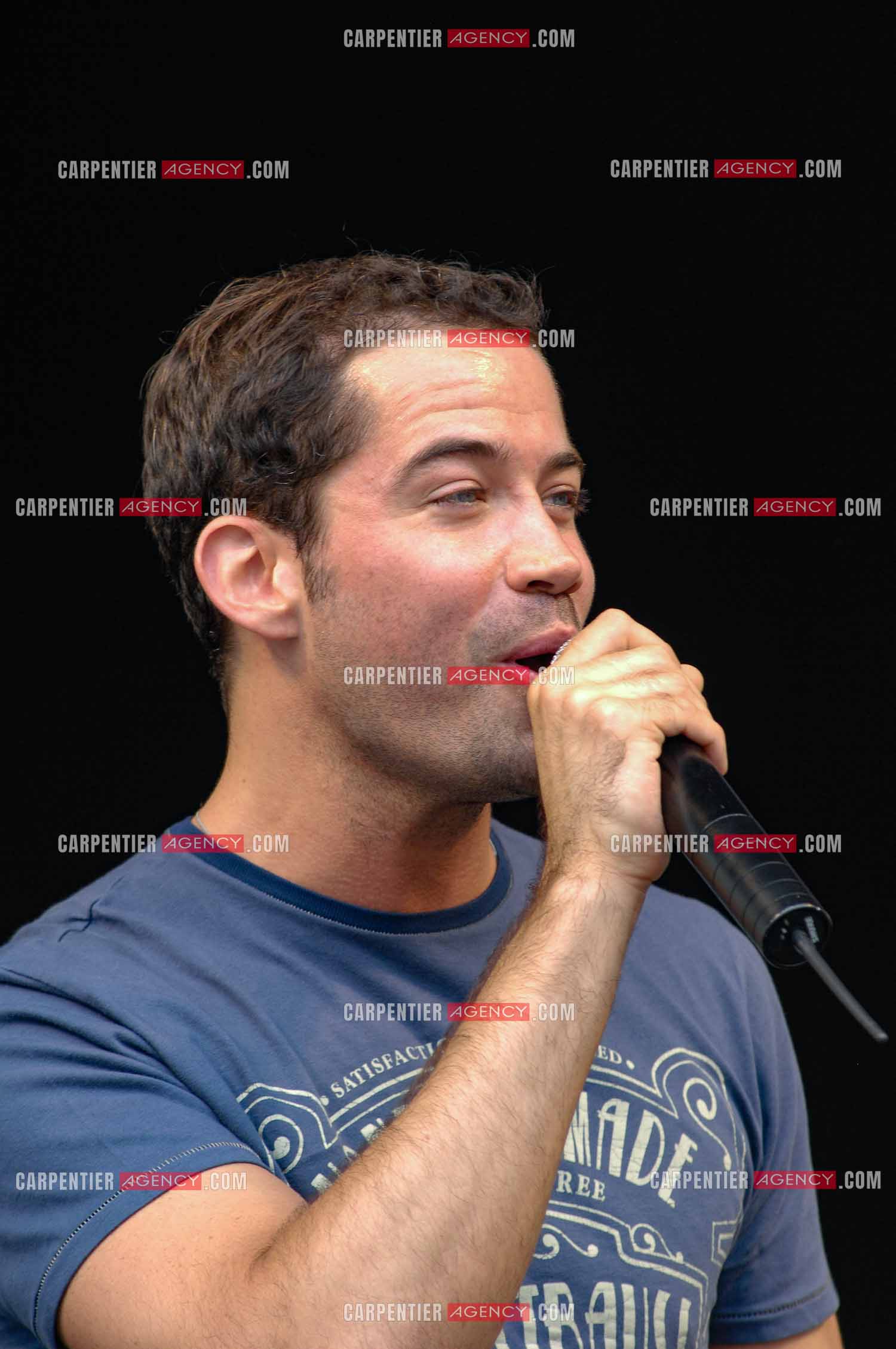 Concert privé pour le soutient du don d'organes et de la greffe dans l'enceinte de l'hôpital Neker à Paris " NECK'AIR DE MUSIQUE “ . Le chanteur Emmanuel Moire  sur scène. ( Exclusif )