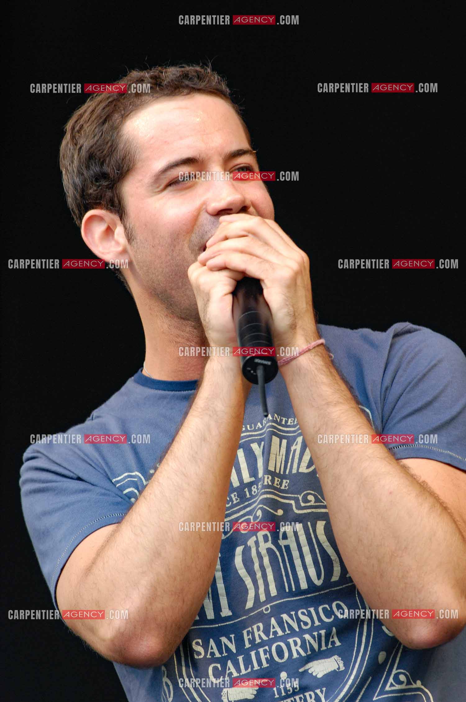 Concert privé pour le soutient du don d'organes et de la greffe dans l'enceinte de l'hôpital Neker à Paris " NECK'AIR DE MUSIQUE “ . Le chanteur Emmanuel Moire  sur scène. ( Exclusif )
