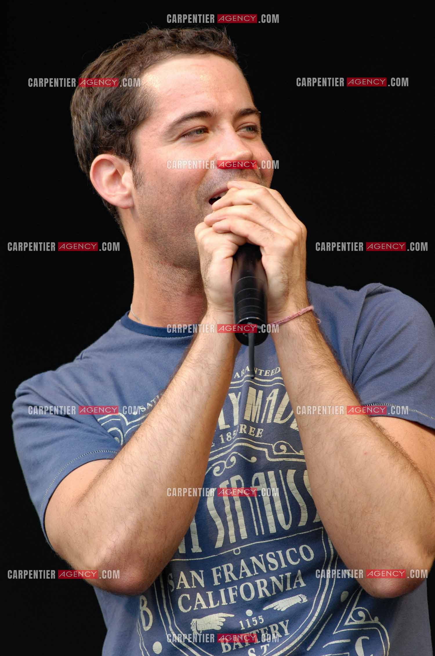 Concert privé pour le soutient du don d'organes et de la greffe dans l'enceinte de l'hôpital Neker à Paris " NECK'AIR DE MUSIQUE “ . Le chanteur Emmanuel Moire  sur scène. ( Exclusif )