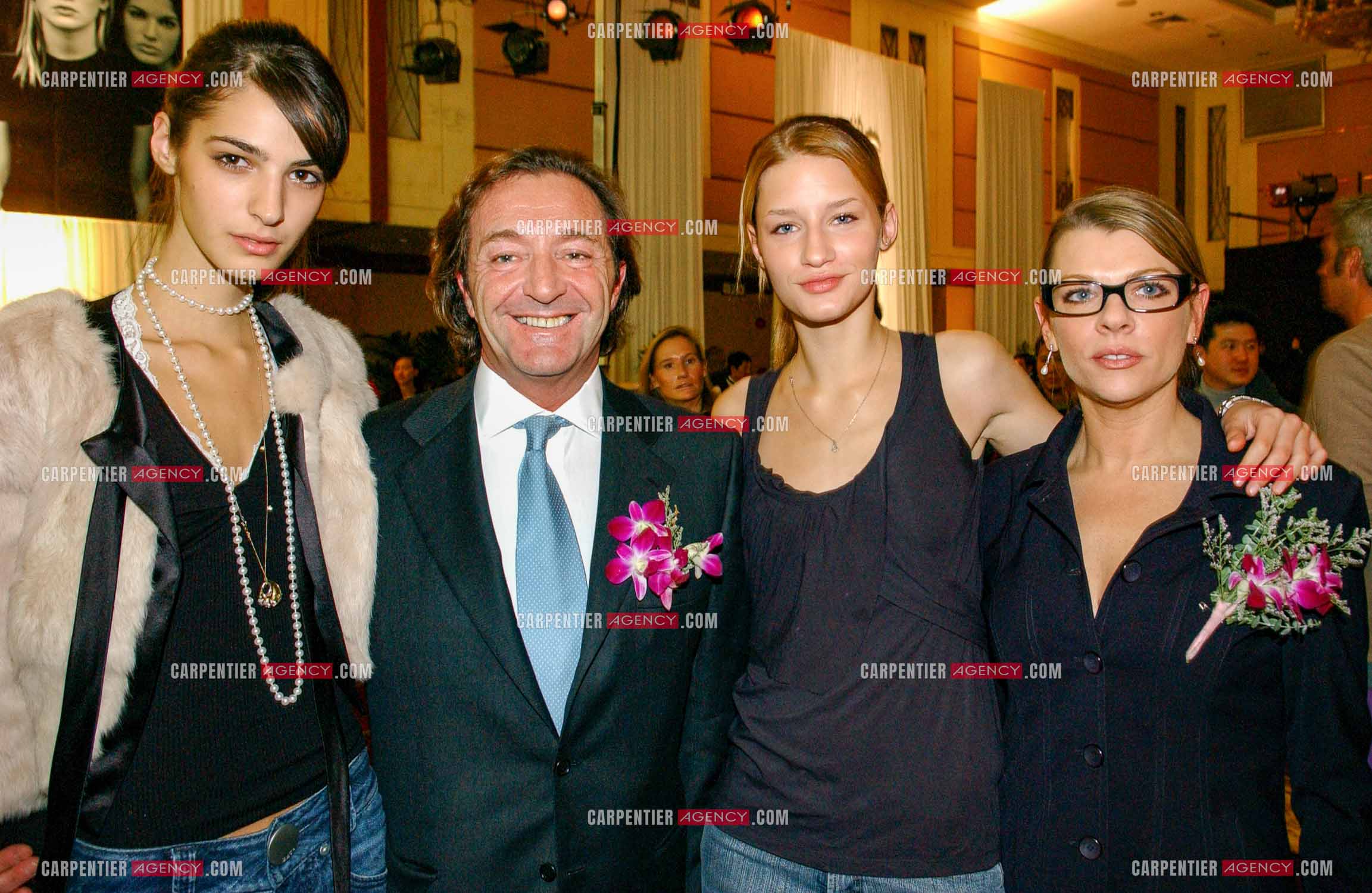La bookeuse Mickaëla et Gérald Marie Président de Elite Model Management entourés de deux mannequins lors de la finale internationnale à Singapour en 2003.   ( Exclusif )