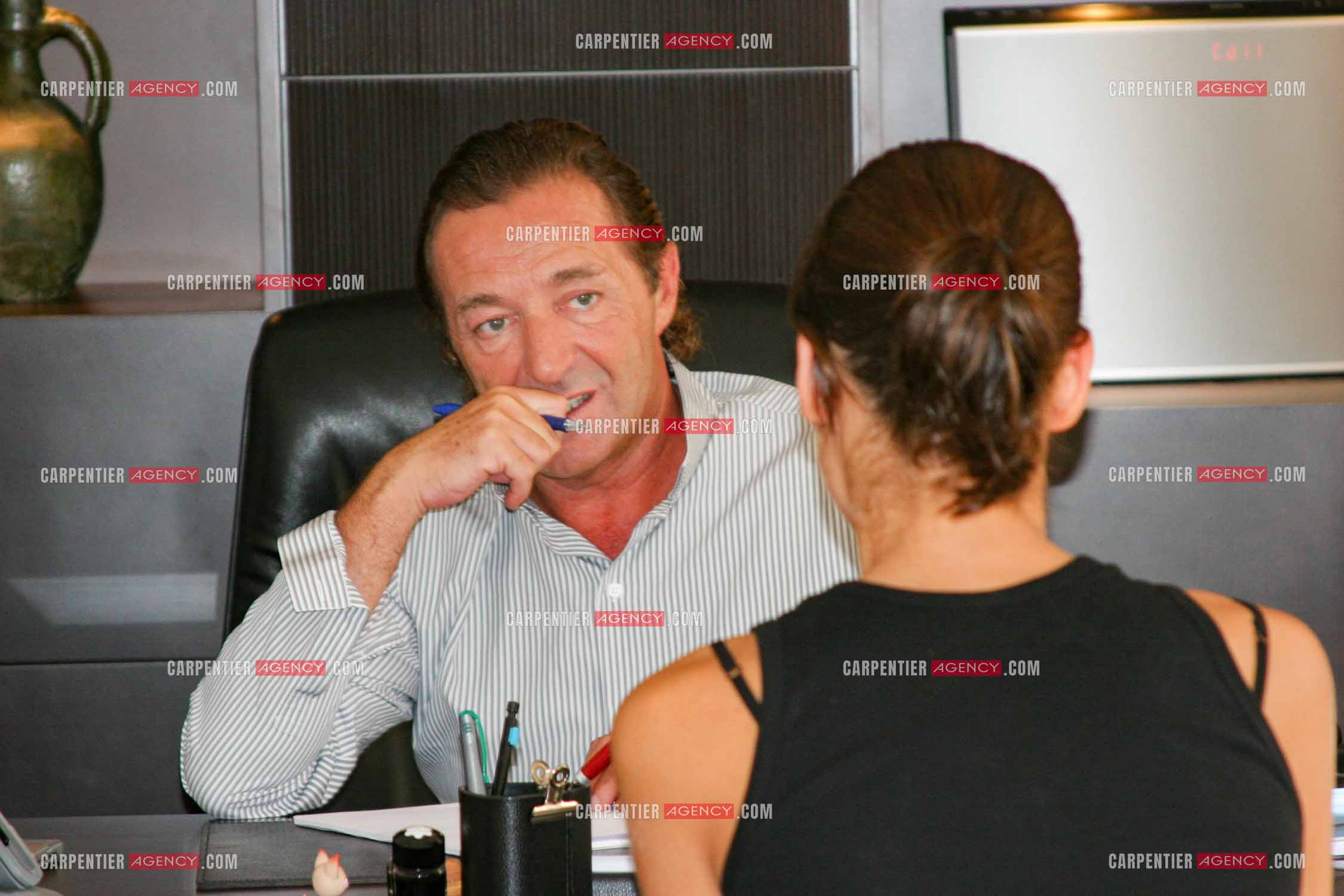 Gérald Marie Président de Elite Model Management reçoit à ses bureaux de l'avenue Montaigne à Paris les mannequins retenus pour participer à la finale au Ritz. Face à Gérald Marie, le mannequin Laury Thilleman qui deviendra Miss France en 2011 et ensuite animatrice télévision.  ( Exclusif )