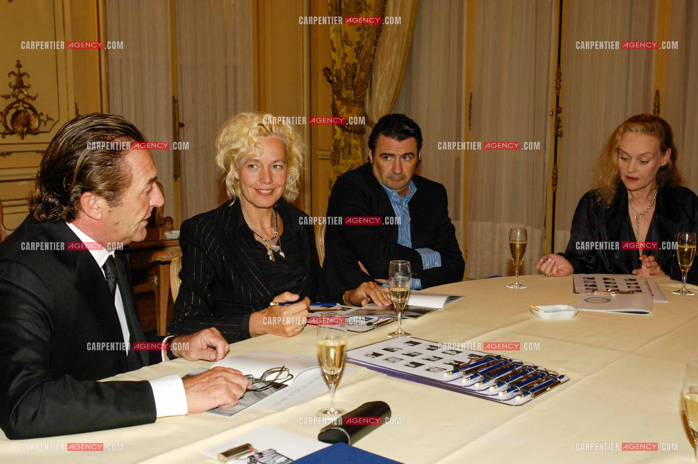 Délibération après le défilé dans les salons privés du Ritz avec les jurés à Paris en 2006. Sur la photo, Gérald Marie Président de Elite Model Look et la photoghraphe Ellen von Unwerth.  ( Exclusif )