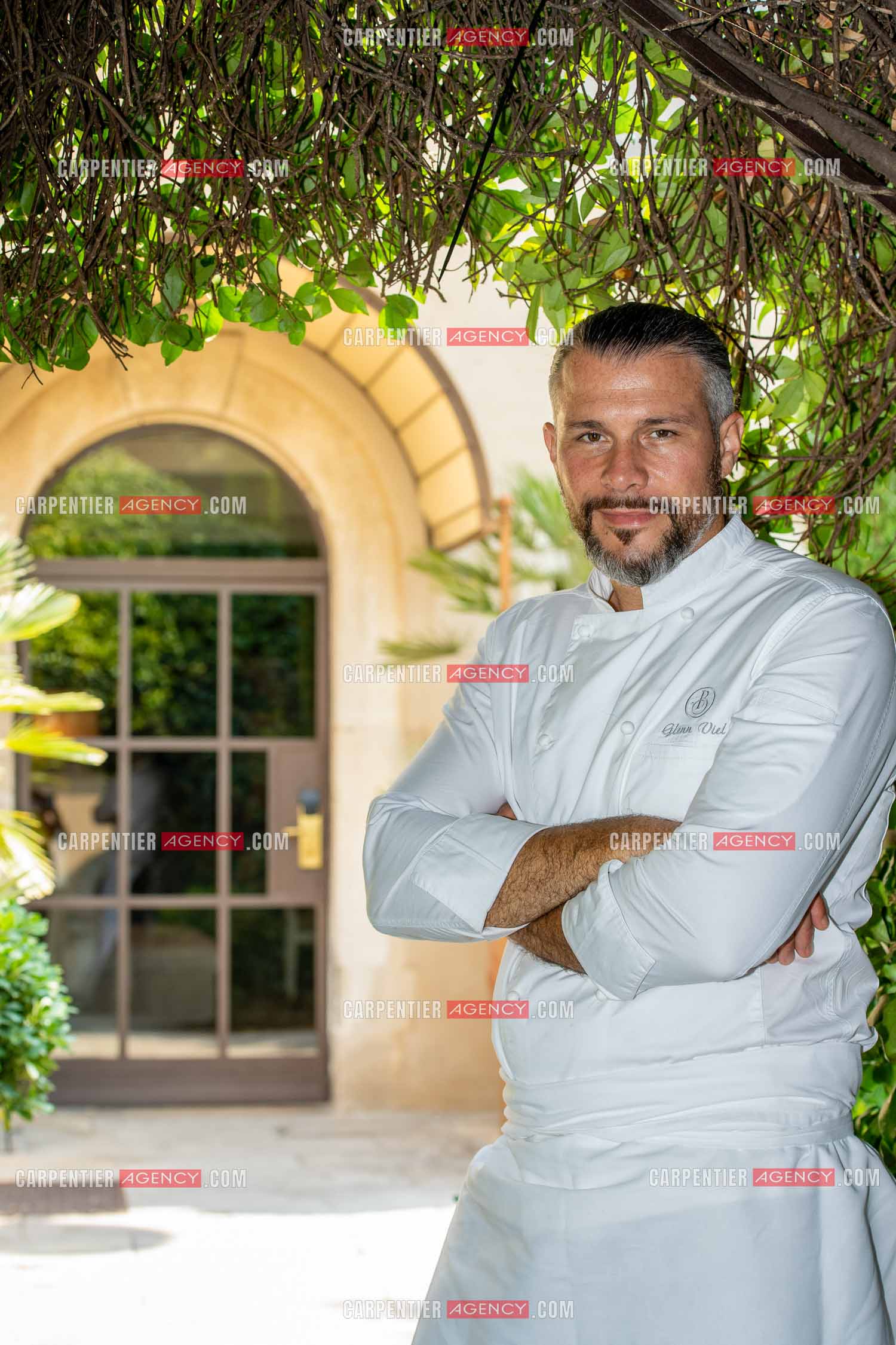 Le chef 3* Glenn Viel nous fait découvrir son restaurant “  L'Ousteau de Baumanière “ situé aux Baux-de-Provence dans les Bouches du Rhône. Présentation des lieux, de sa brigade, ainsi que les cuisines et sa salle.   ( Exclusif )