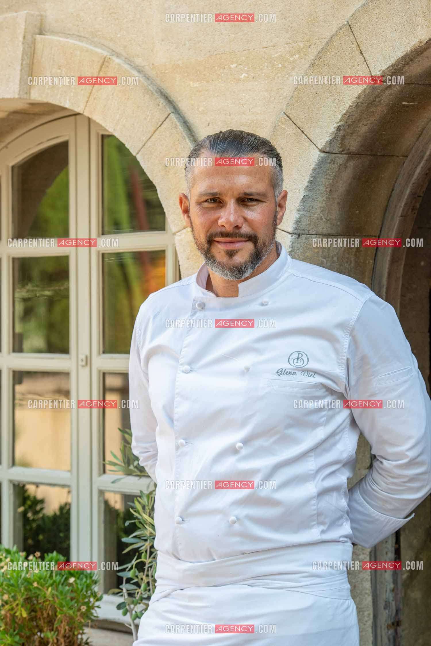 Le chef 3* Glenn Viel nous fait découvrir son restaurant “  L'Ousteau de Baumanière “ situé aux Baux-de-Provence dans les Bouches du Rhône. Présentation des lieux, de sa brigade, ainsi que les cuisines et sa salle.   ( Exclusif )